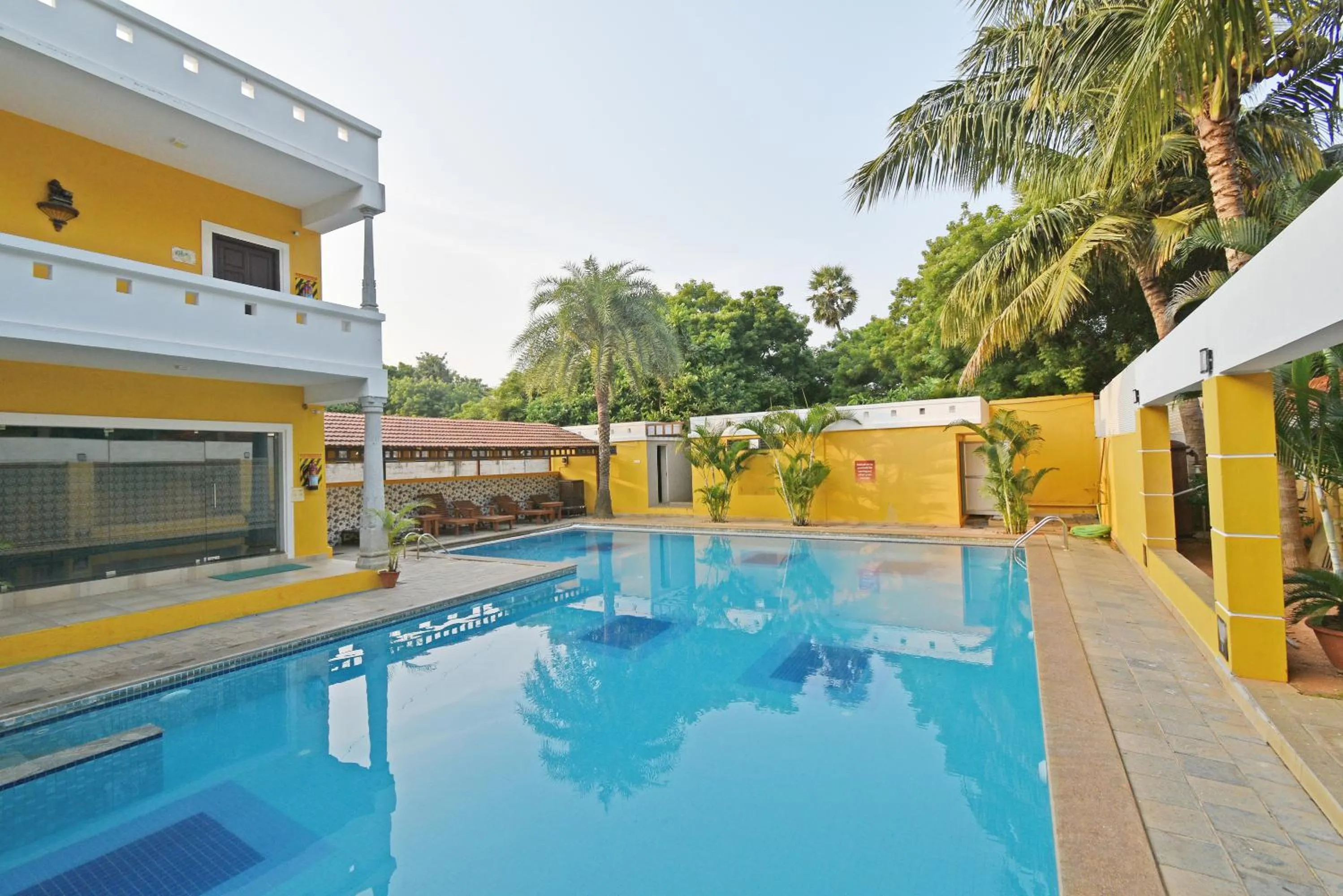 Swimming pool in Poppys Olive de' villa