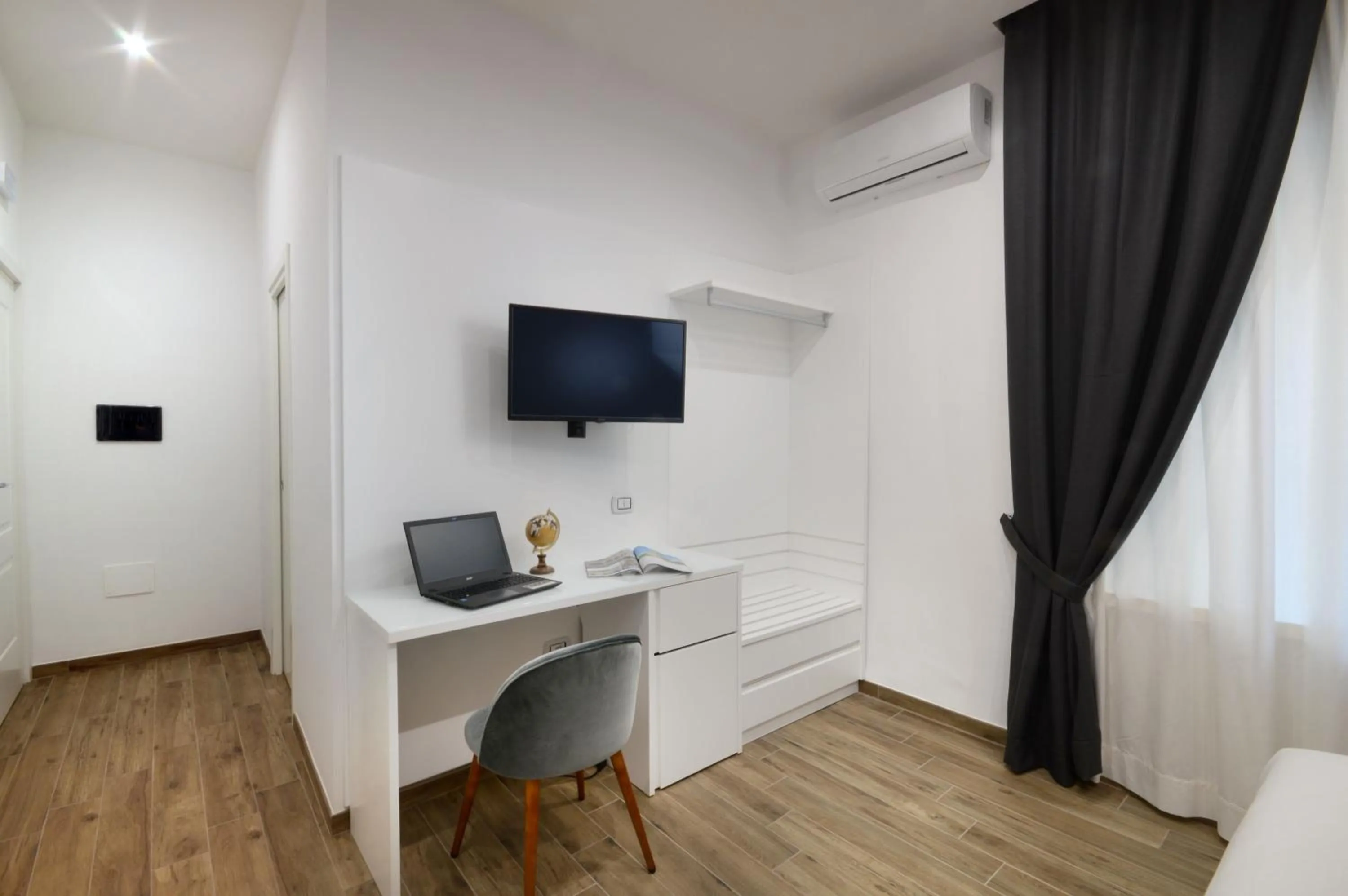 Photo of the whole room in Napoliseason Rooms & Breakfast