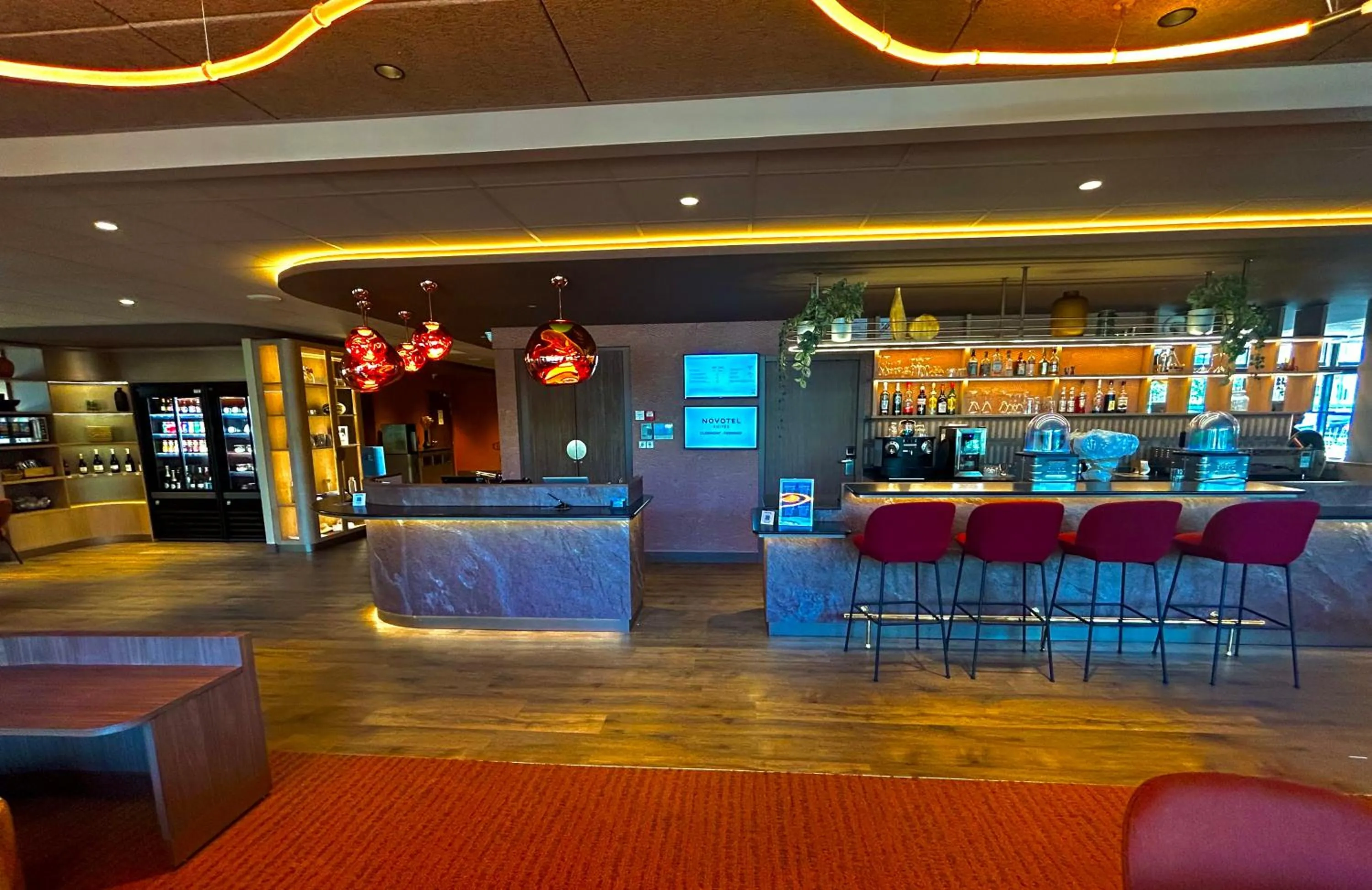 Lounge or bar in Novotel Suites Clermont Ferrand Polydome