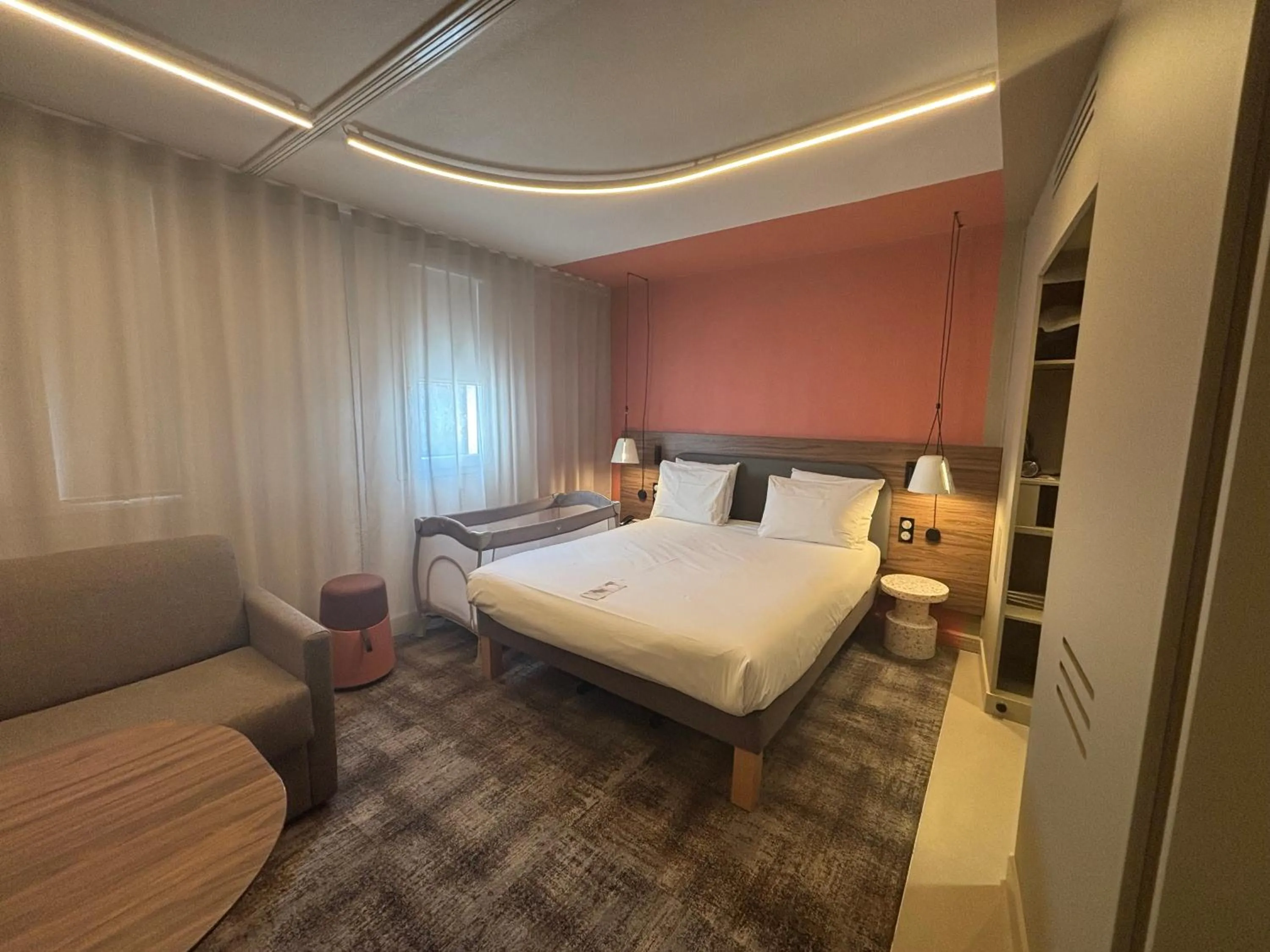 Seating area, Bed in Novotel Suites Clermont Ferrand Polydome