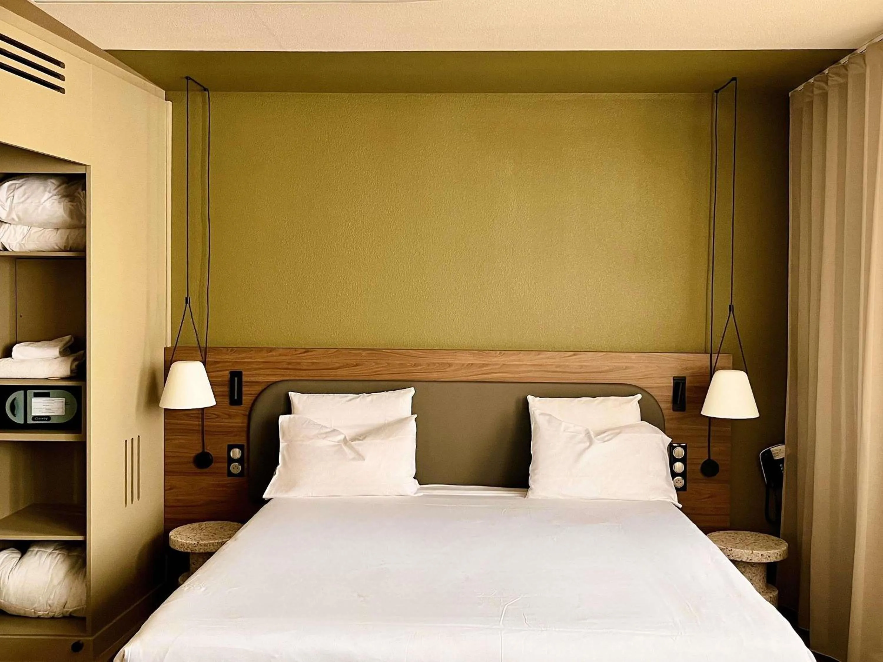 Property building, Bed in Novotel Suites Clermont Ferrand Polydome