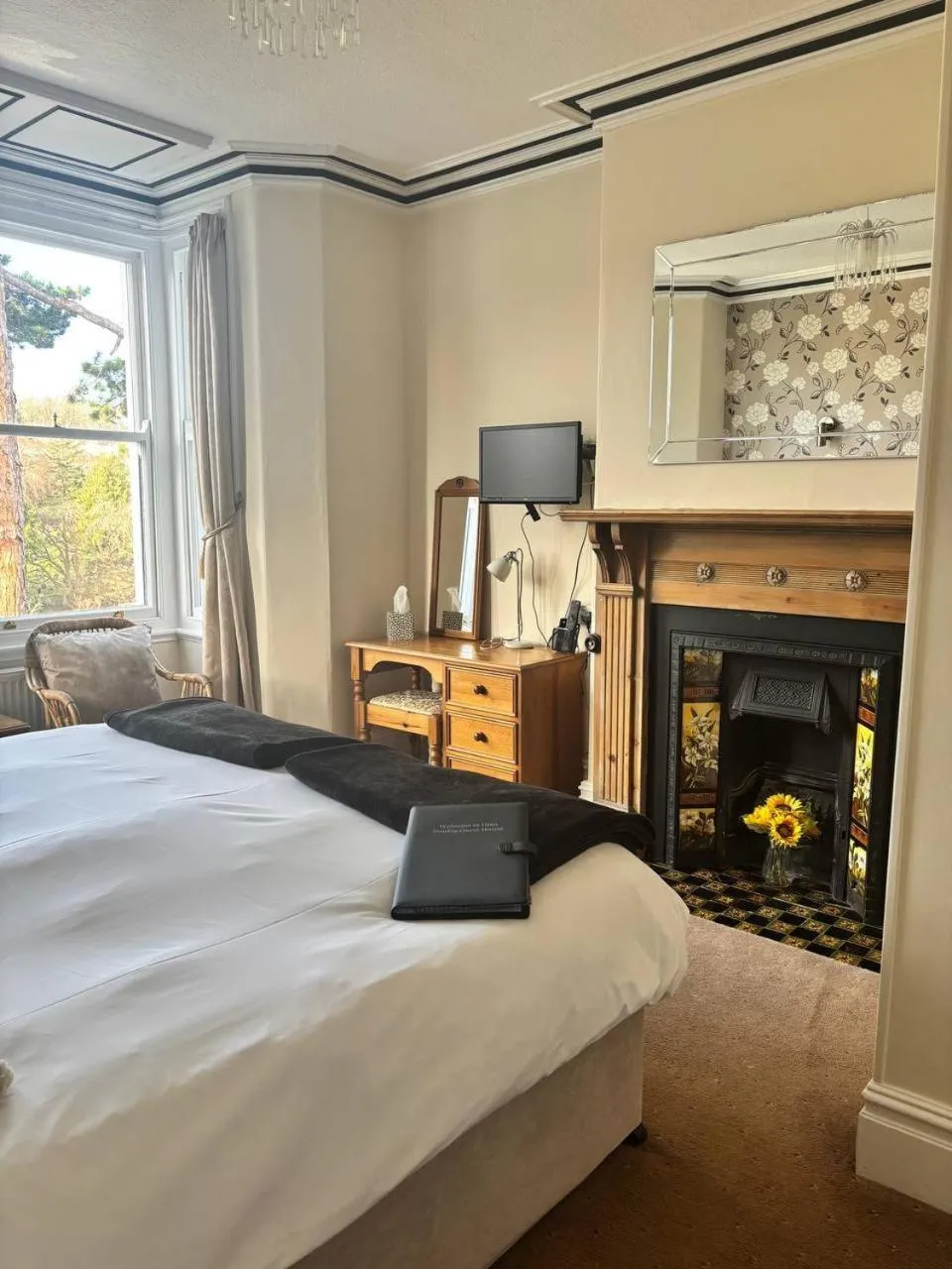 Bedroom, Bed in Glan Heulog