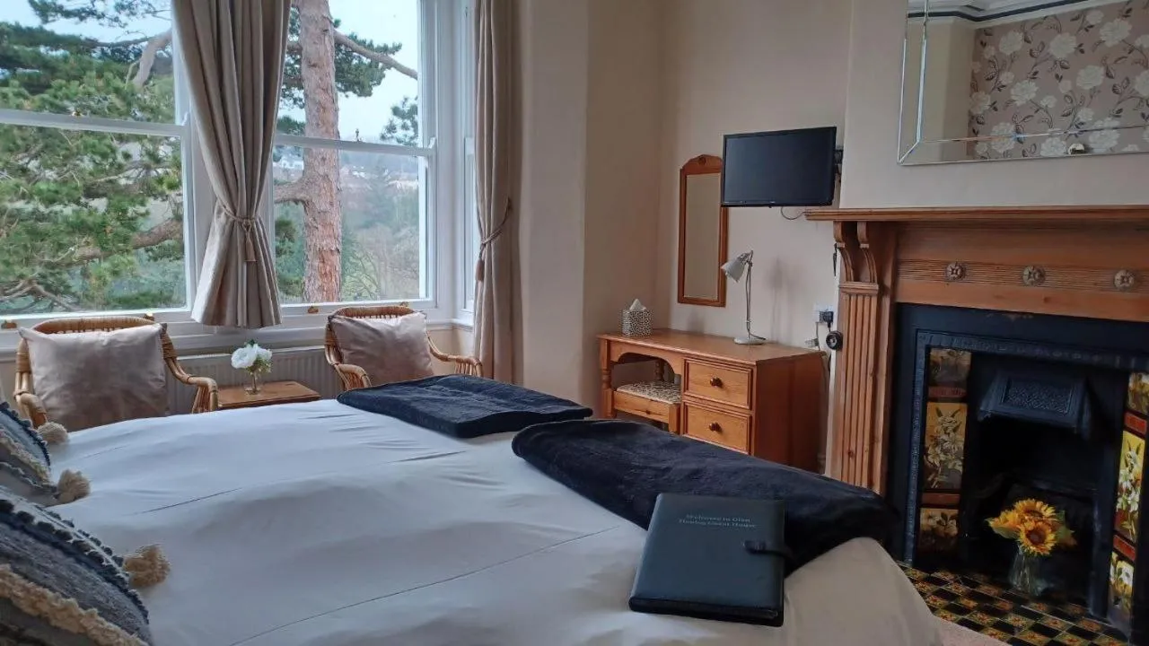 Bedroom, Bed in Glan Heulog