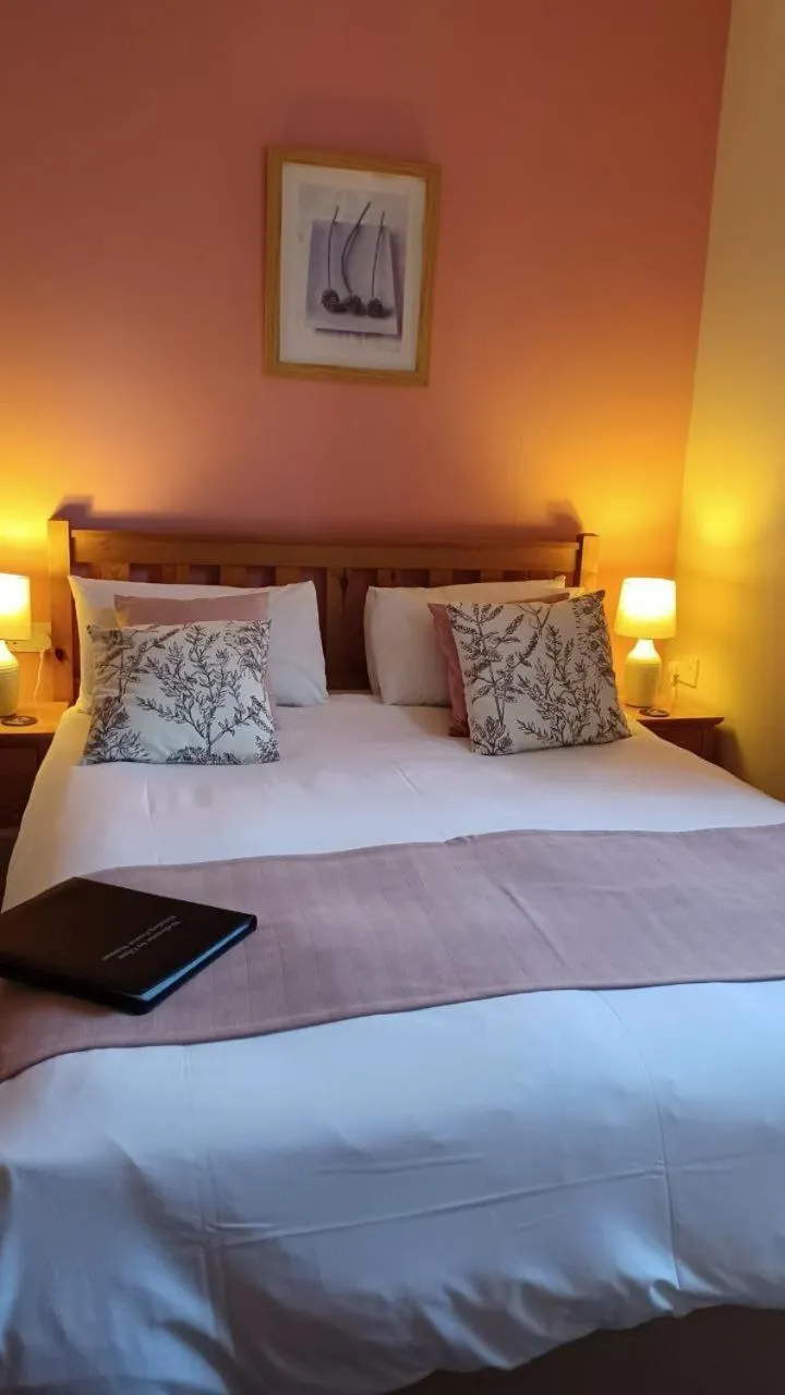 Bedroom, Bed in Glan Heulog