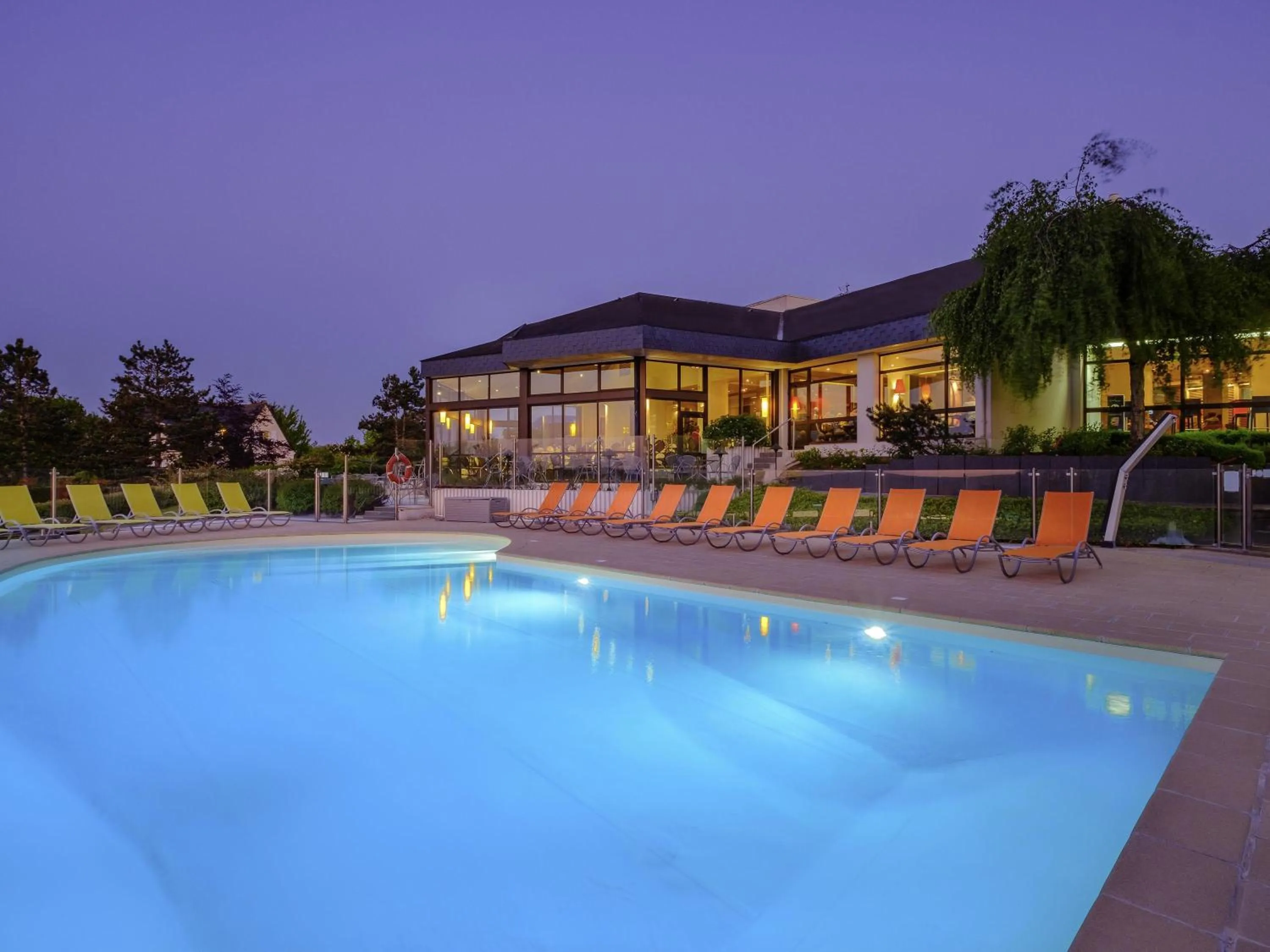 Pool view in Novotel Amboise