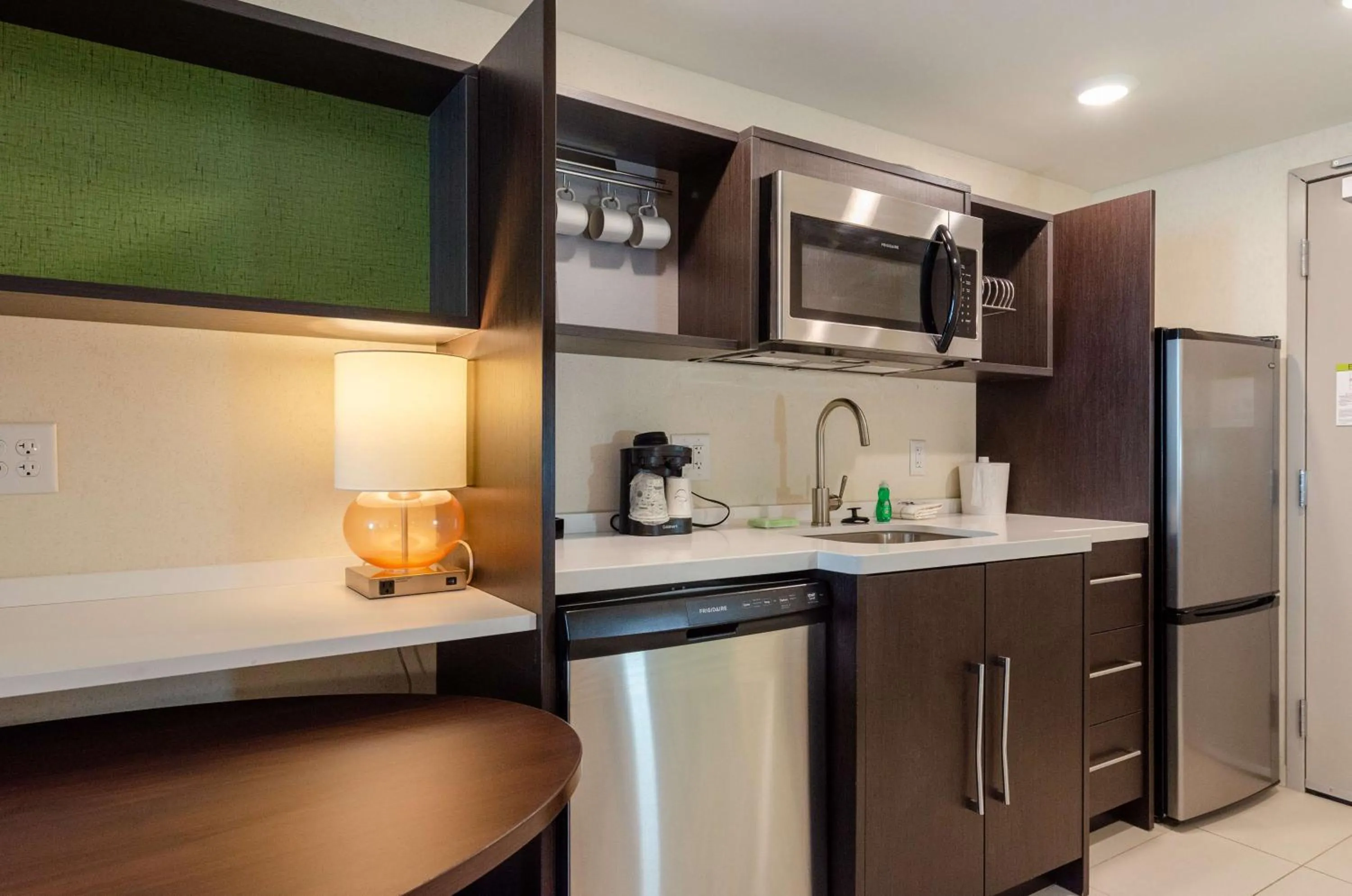 Kitchen or kitchenette in Home2 Suites By Hilton Atlanta Camp Creek Parkway, Ga