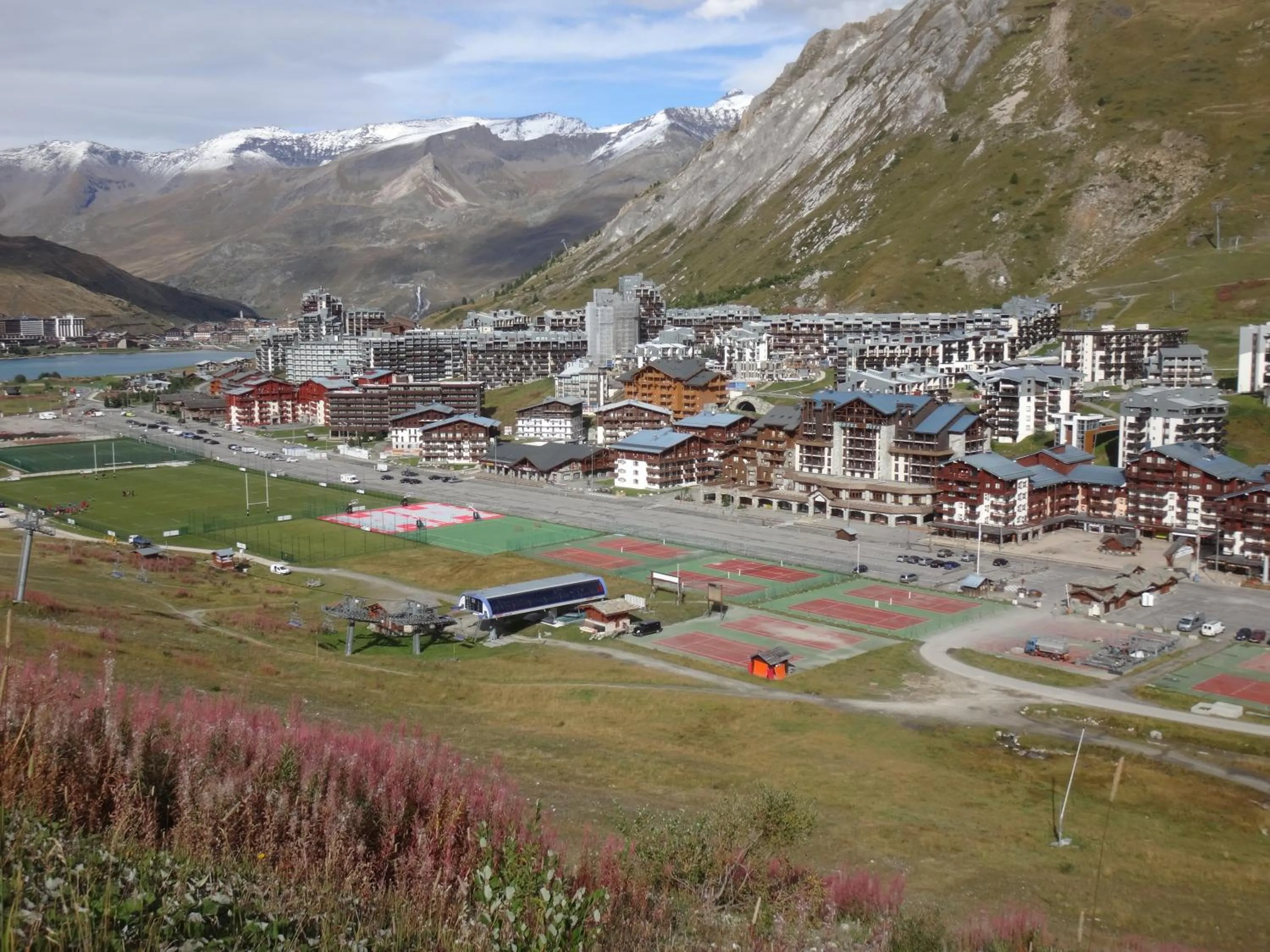 Neighbourhood in Le Rond Point des Pistes - 4 personnes - Tignes Val Claret 2100m - skis aux pieds