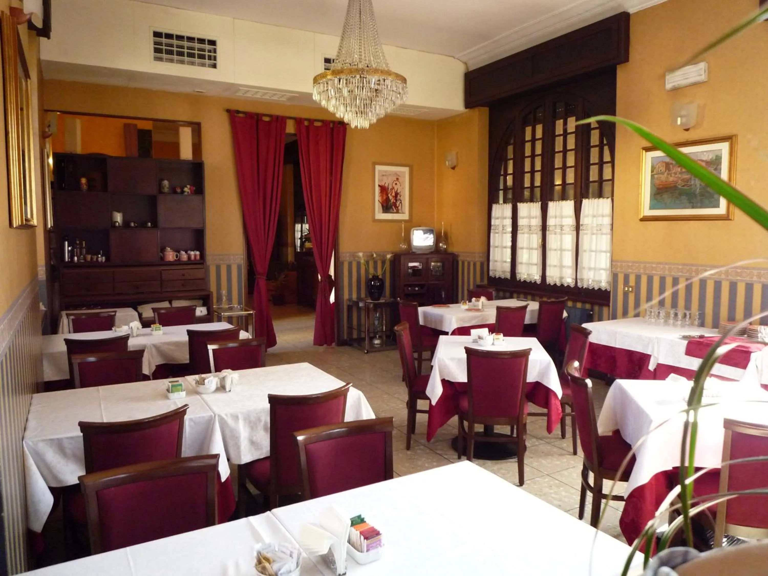 Restaurant/places to eat in Hotel Montecarlo