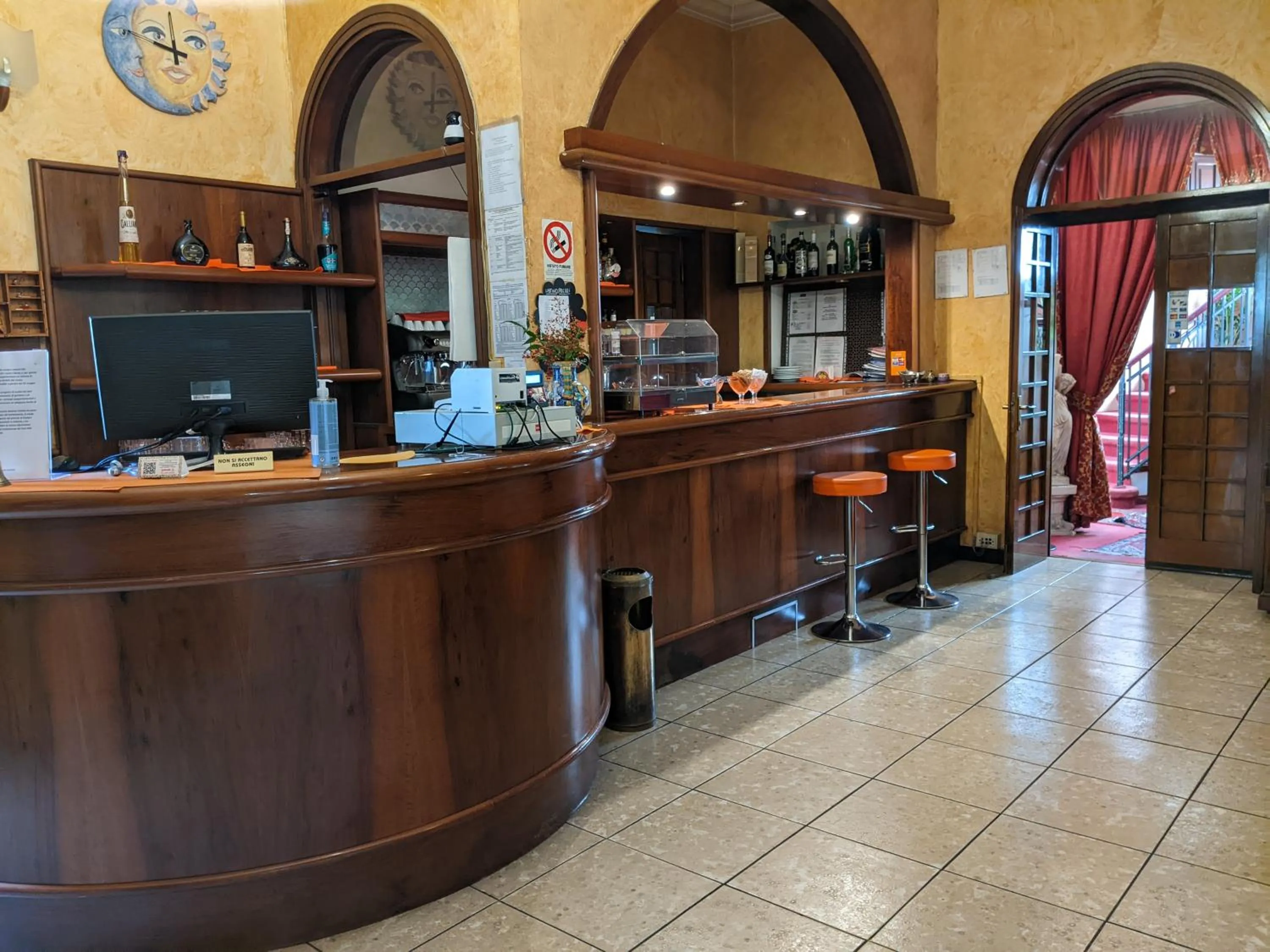 Restaurant/places to eat in Hotel Montecarlo