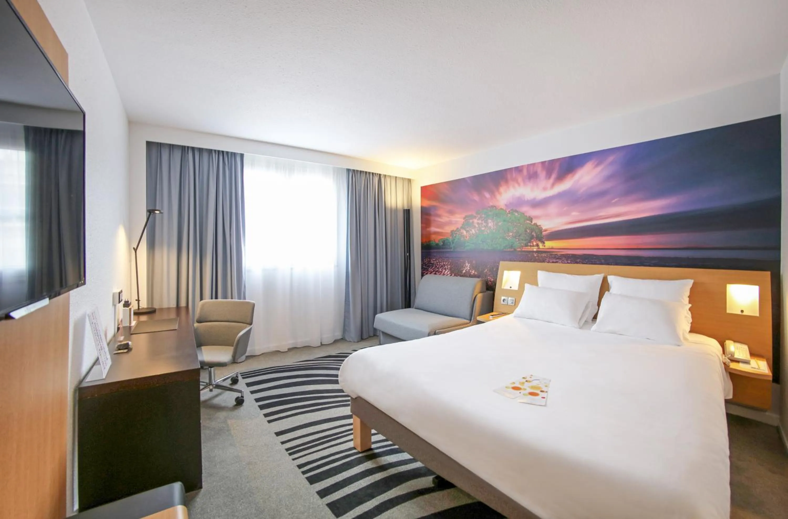 Photo of the whole room, Bed in Novotel Massy Palaiseau