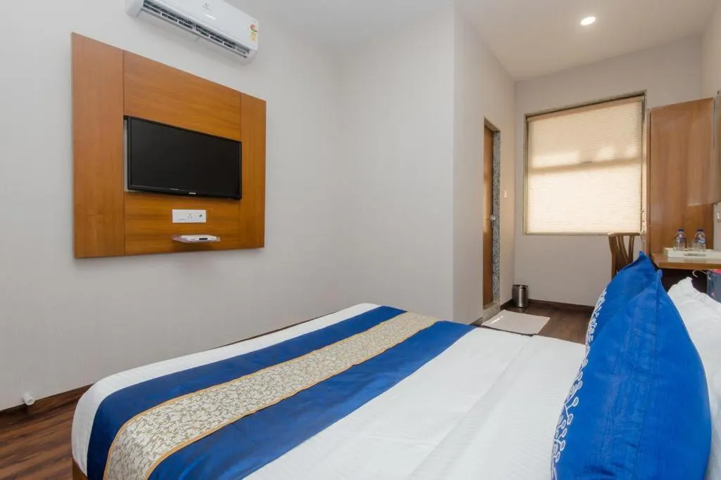 Communal lounge/ TV room, Bed in Hotel Airside