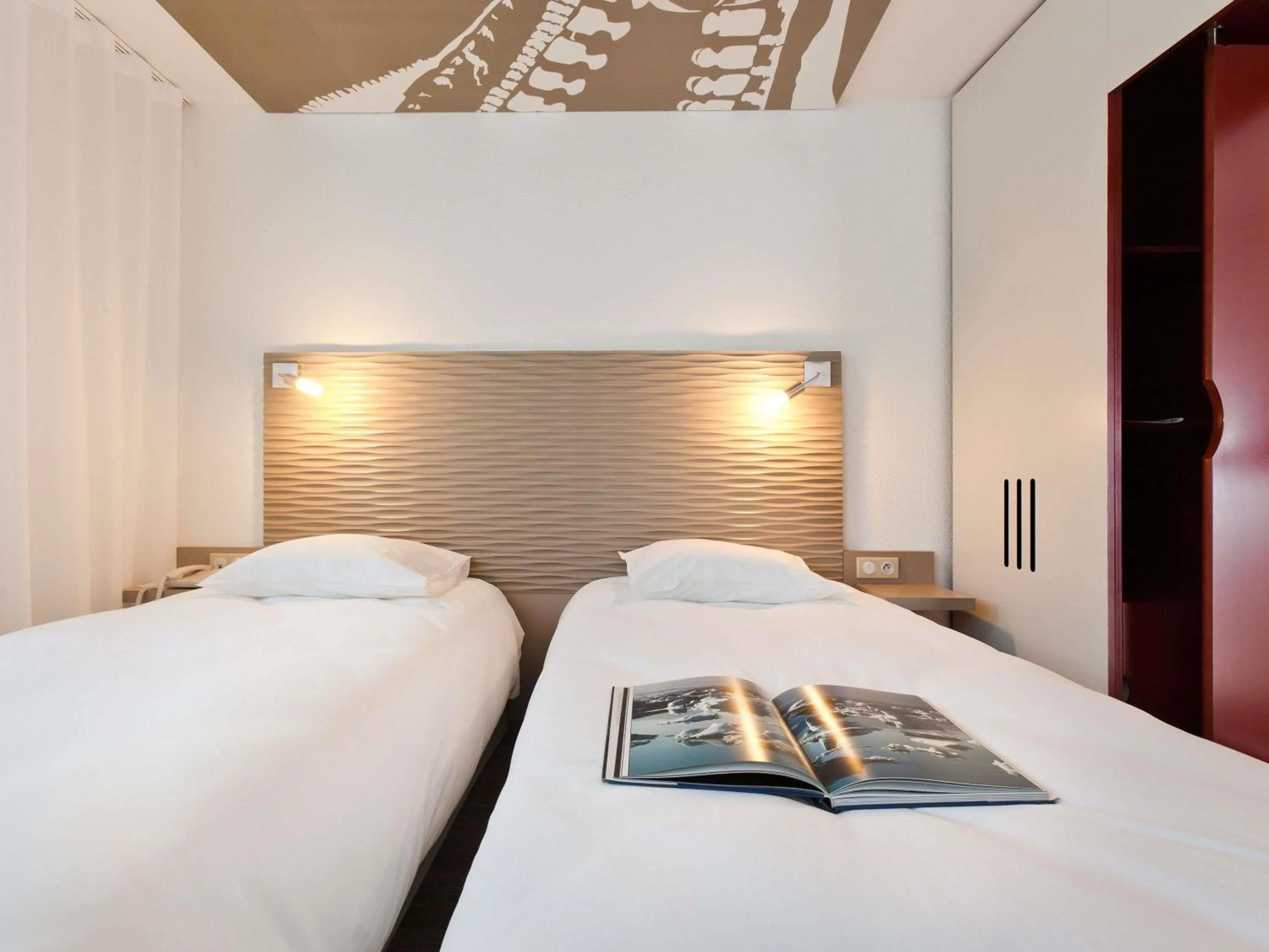 Bedroom, Bed in ibis Styles Lille Aéroport