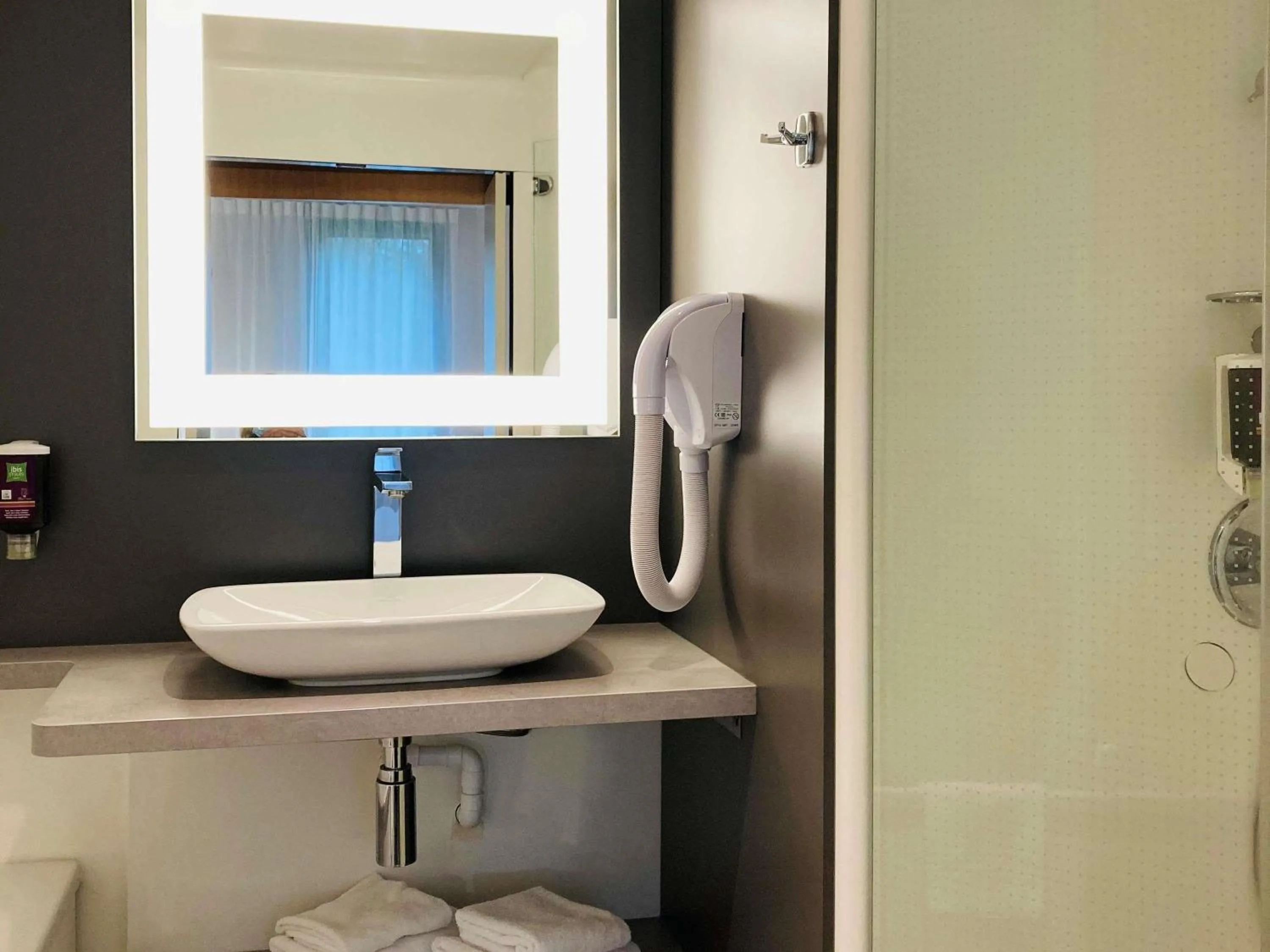 Bedroom in ibis Styles Lille Aéroport