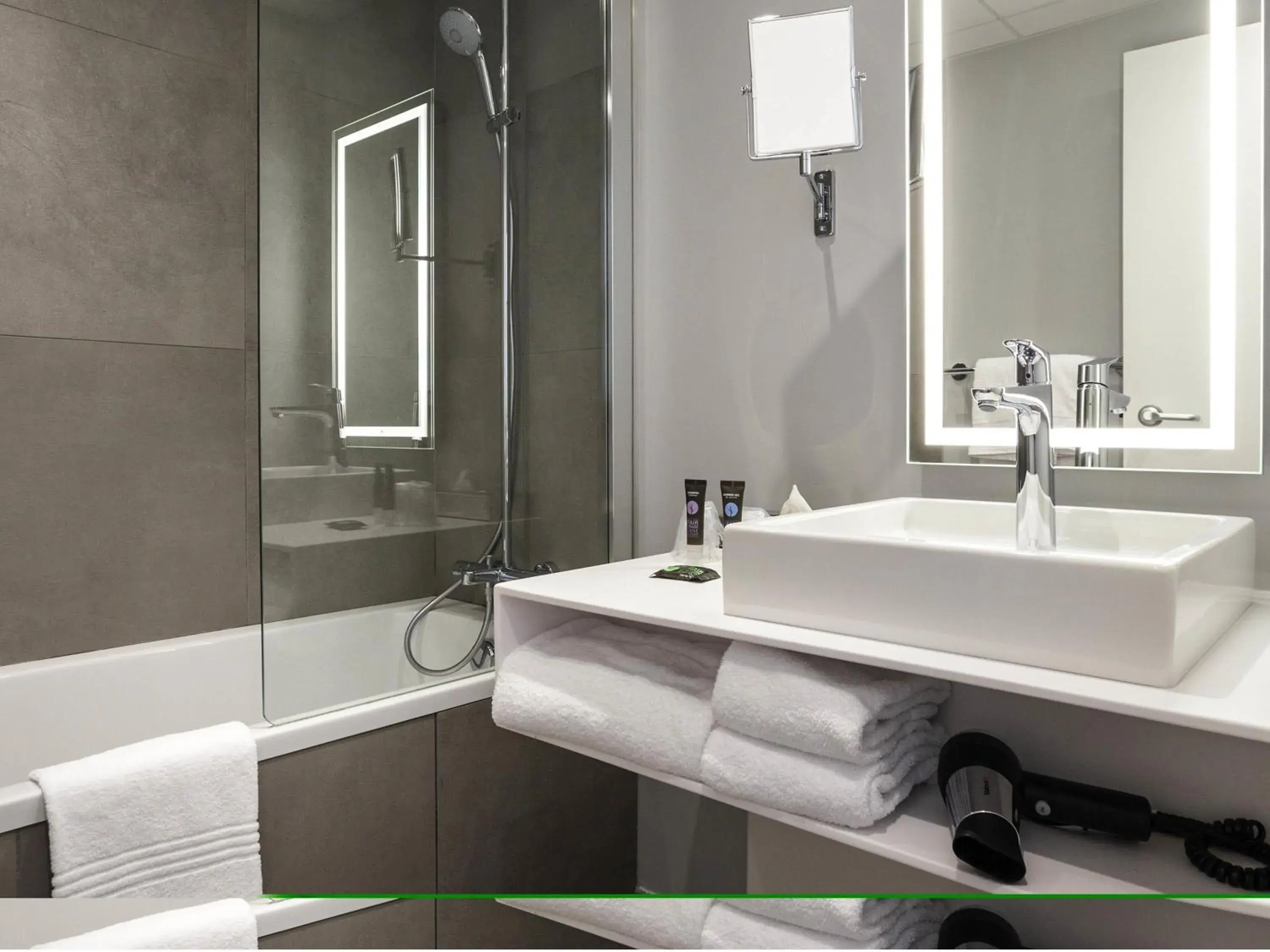 Classic Room with One Double Bed and One Single Bed in Novotel Annecy Centre Classic Room with One Double Bed and One Single Bed in Novotel Annecy Centre