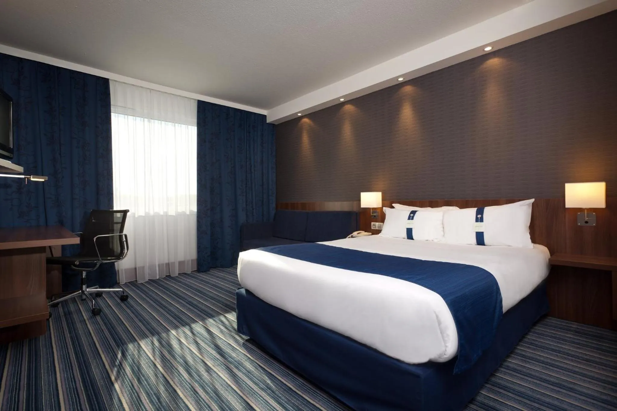 Photo of the whole room, Bed in Holiday Inn Express Strasbourg - Sud by IHG