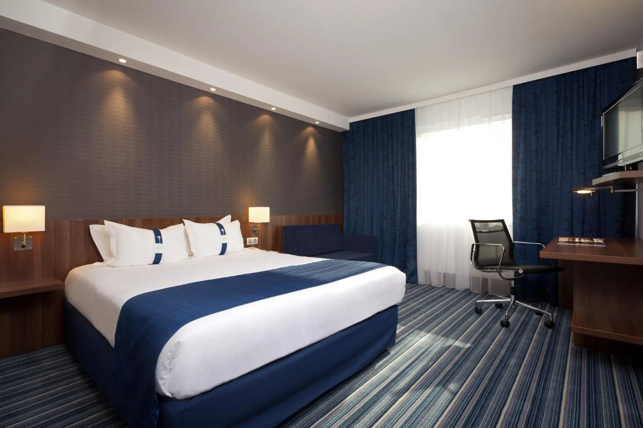 Photo of the whole room, Bed in Holiday Inn Express Strasbourg - Sud by IHG