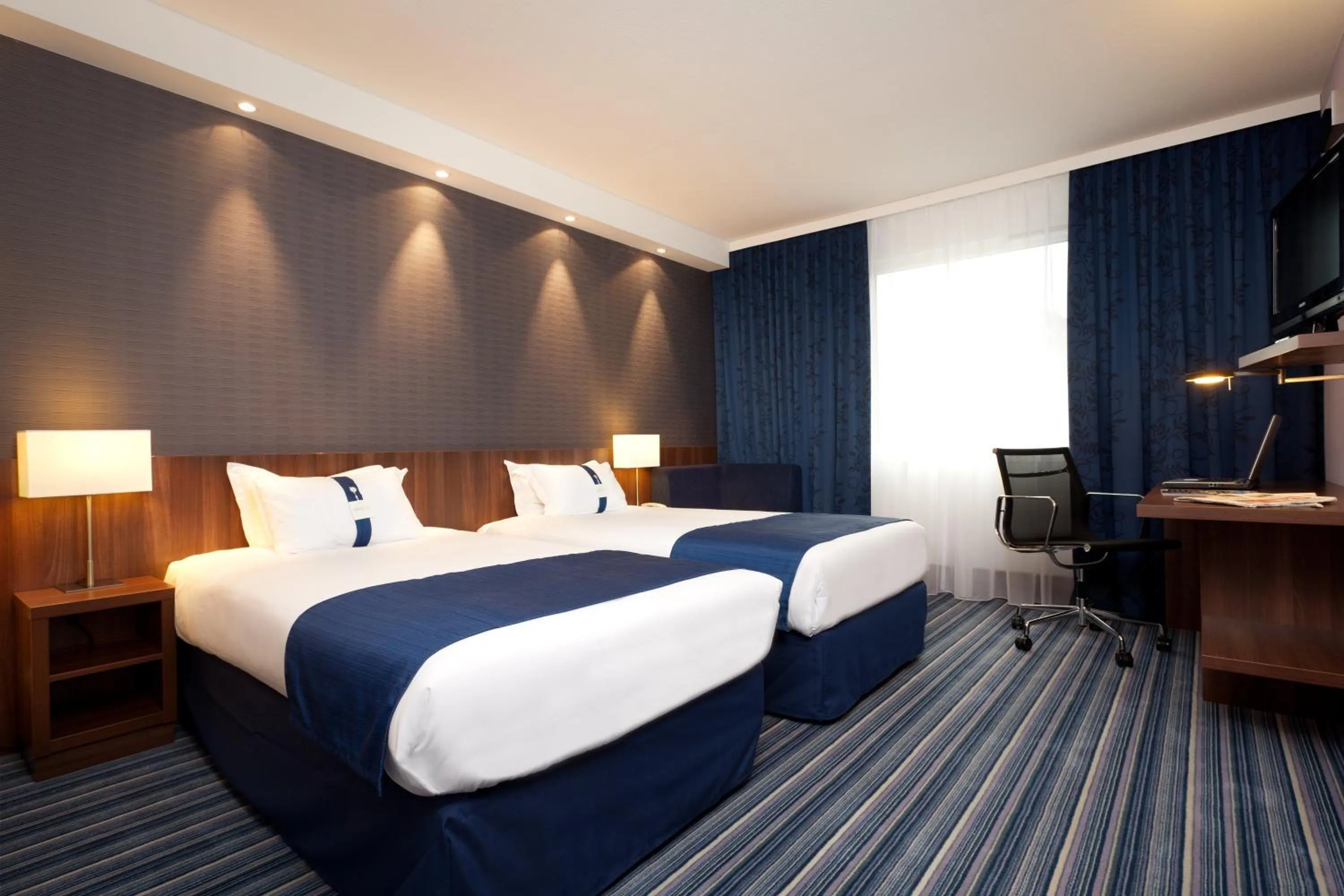 Photo of the whole room, Bed in Holiday Inn Express Strasbourg - Sud by IHG