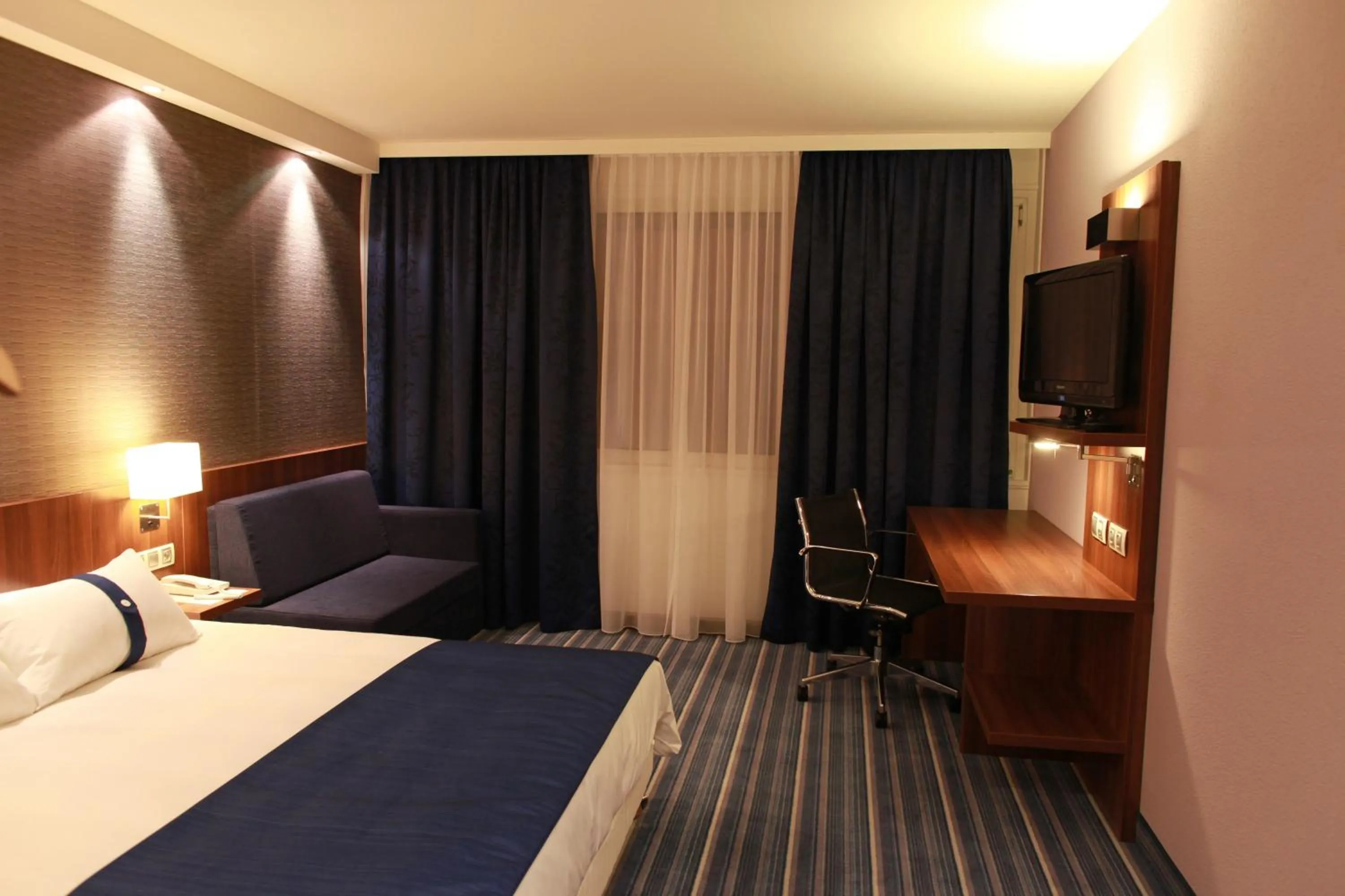 Photo of the whole room, Bed in Holiday Inn Express Strasbourg - Sud by IHG