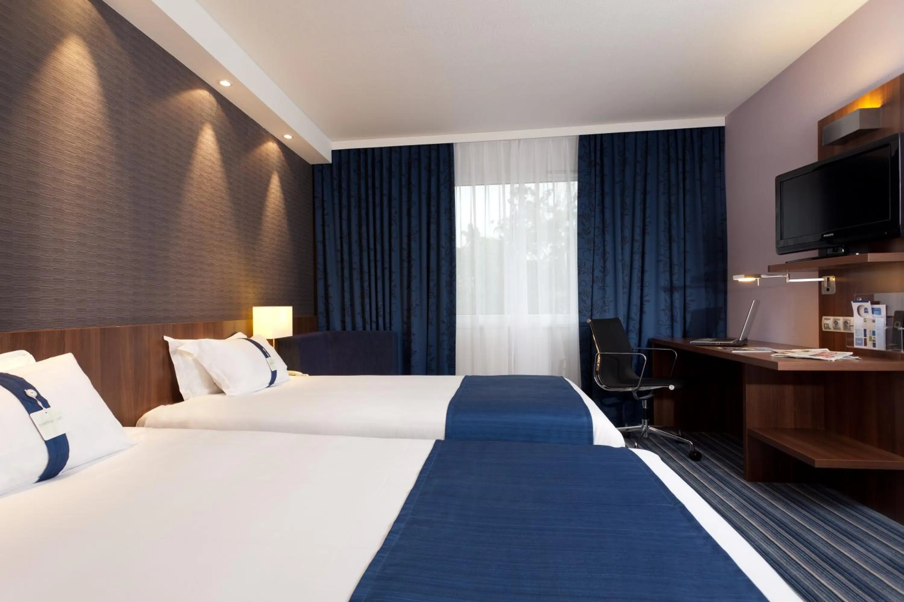 Photo of the whole room, Bed in Holiday Inn Express Strasbourg - Sud by IHG