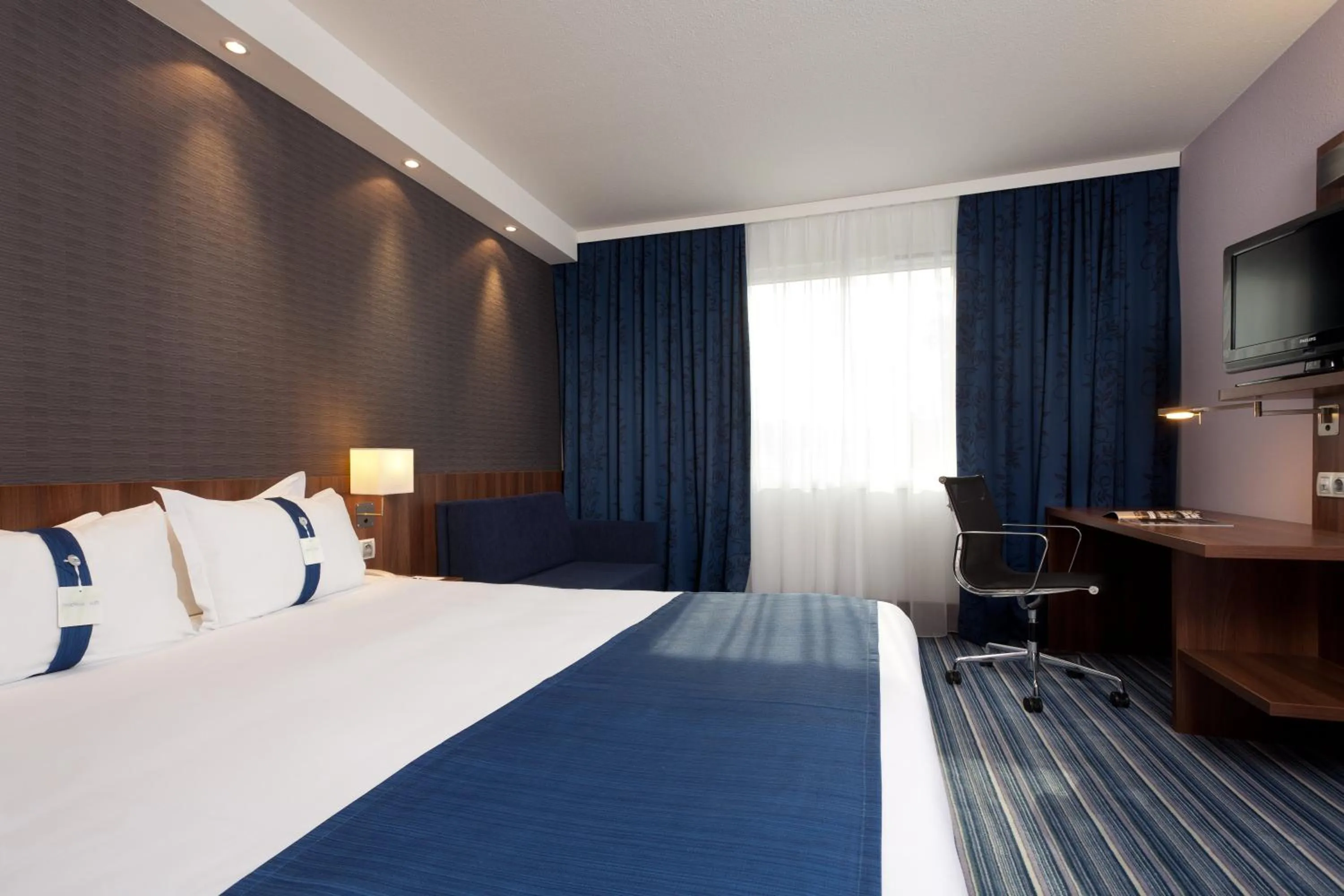 Photo of the whole room, Bed in Holiday Inn Express Strasbourg - Sud by IHG