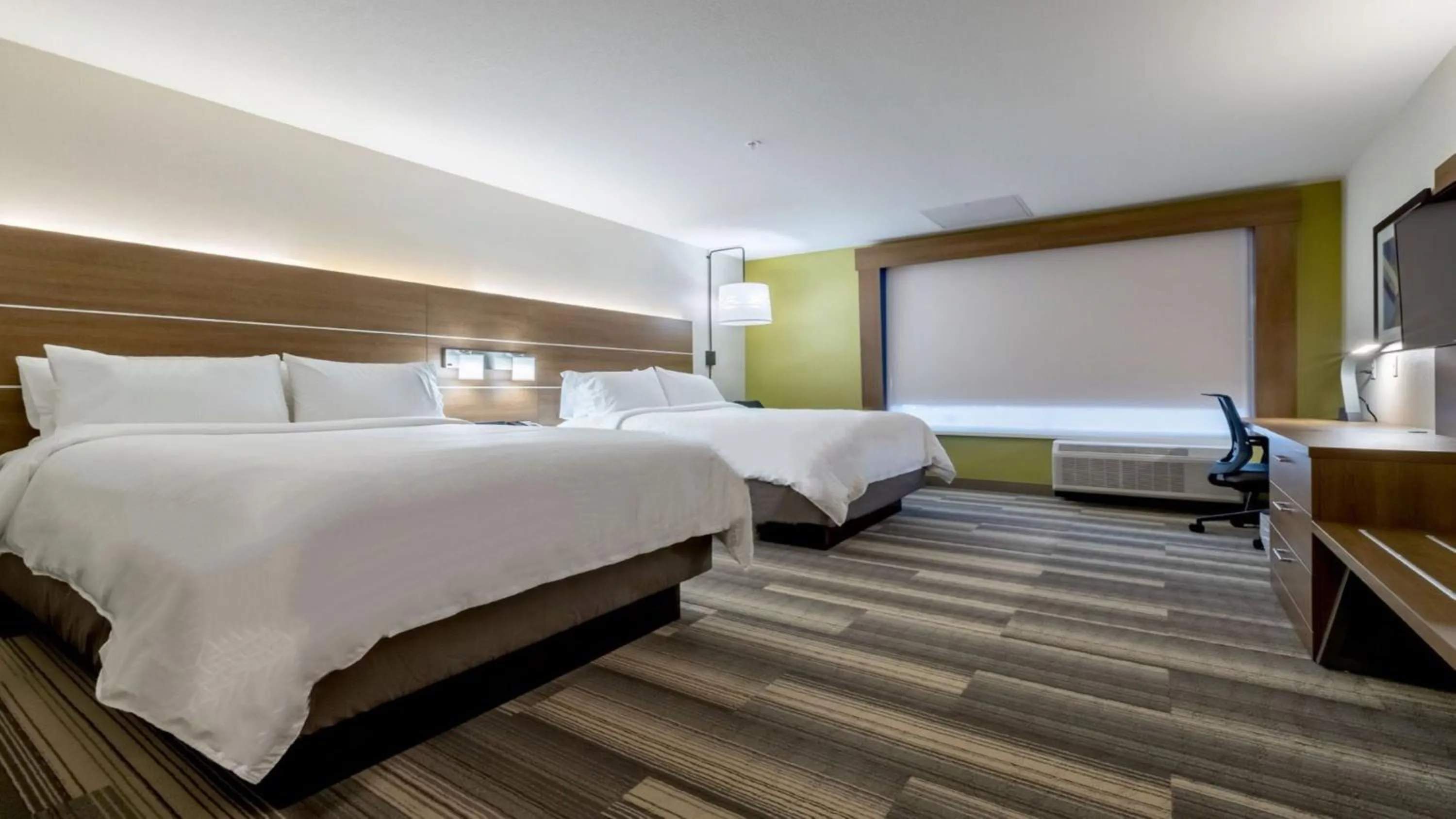 Photo of the whole room, Bed in Holiday Inn Express & Suites - Marion by IHG