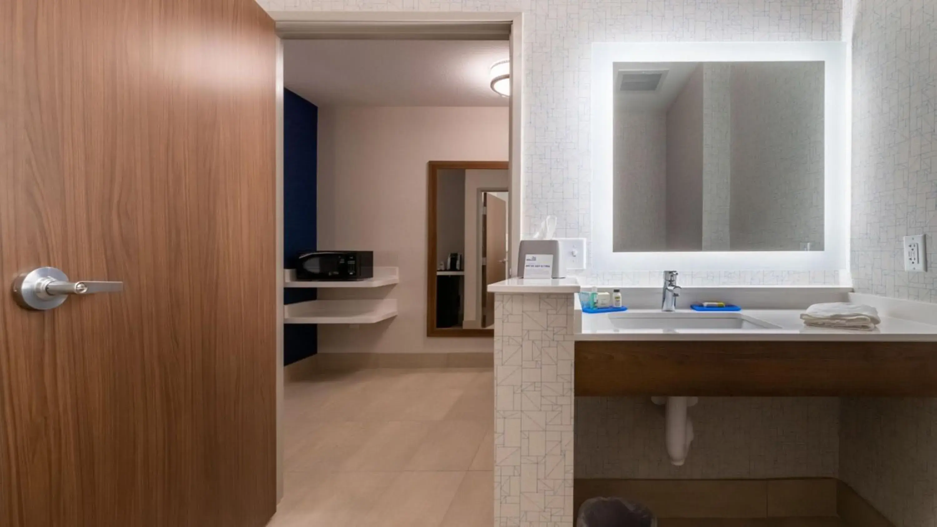 Suite with Mobility Accessible Tub - Non-Smoking in Holiday Inn Express & Suites - Marion by IHG Suite with Mobility Accessible Tub - Non-Smoking in Holiday Inn Express & Suites - Marion by IHG