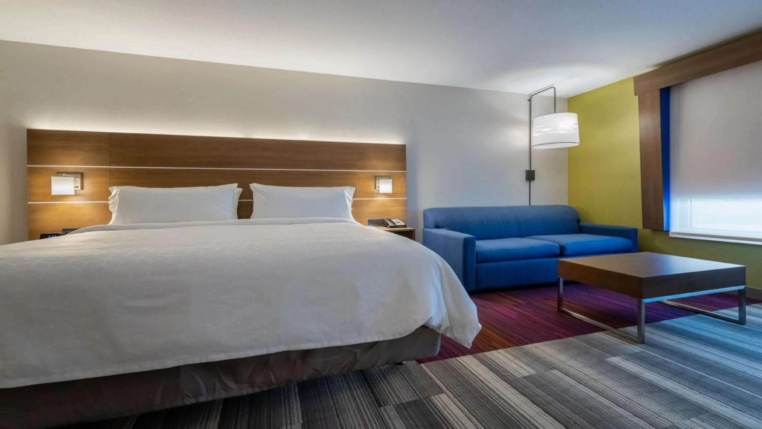 Photo of the whole room, Bed in Holiday Inn Express & Suites - Marion by IHG