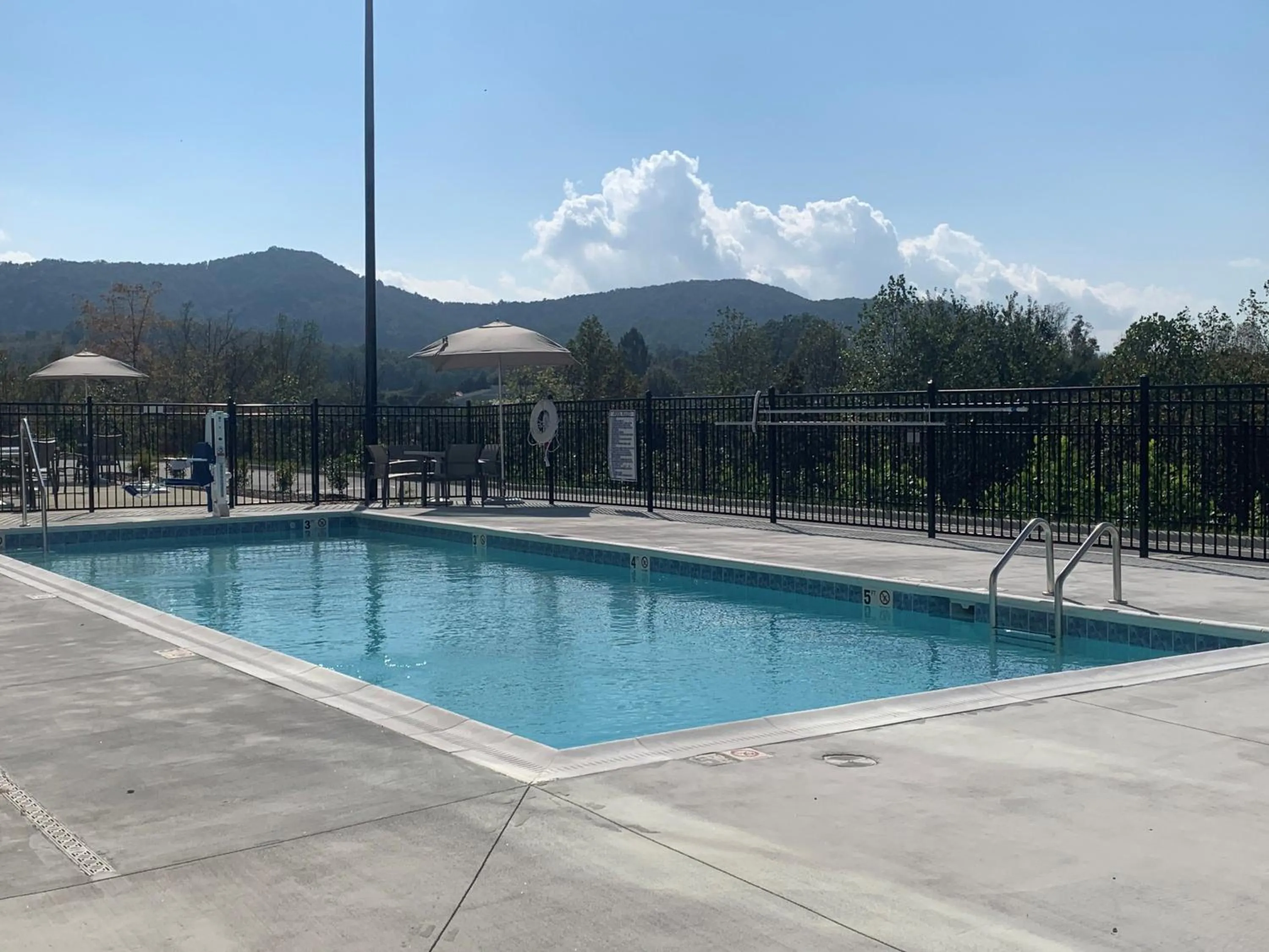 Swimming pool in Holiday Inn Express & Suites - Marion by IHG