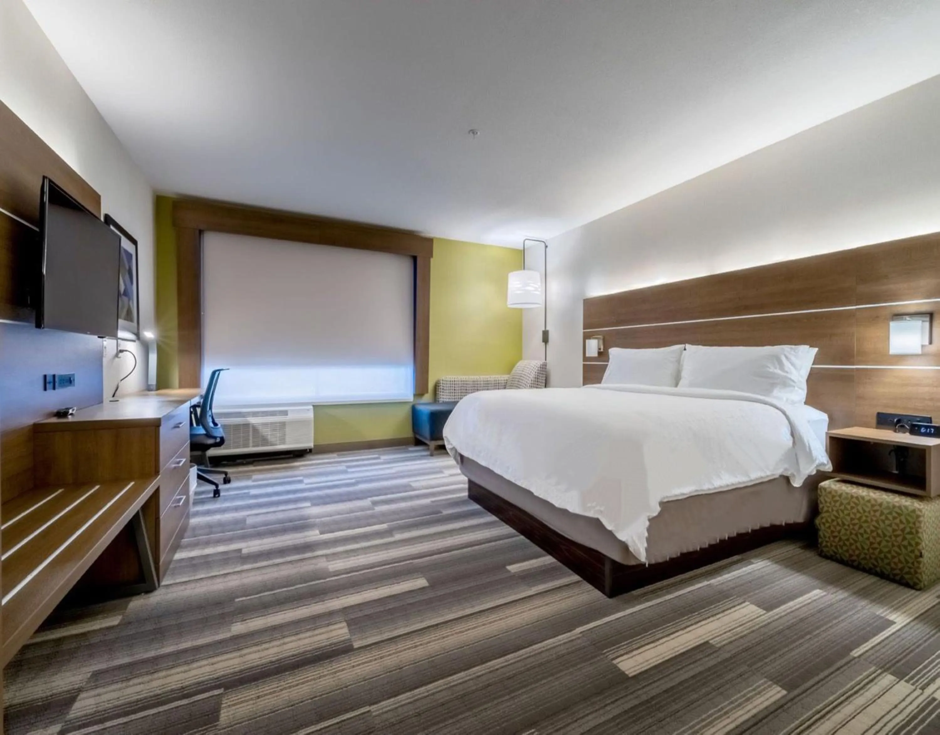 Photo of the whole room, Bed in Holiday Inn Express & Suites - Marion by IHG