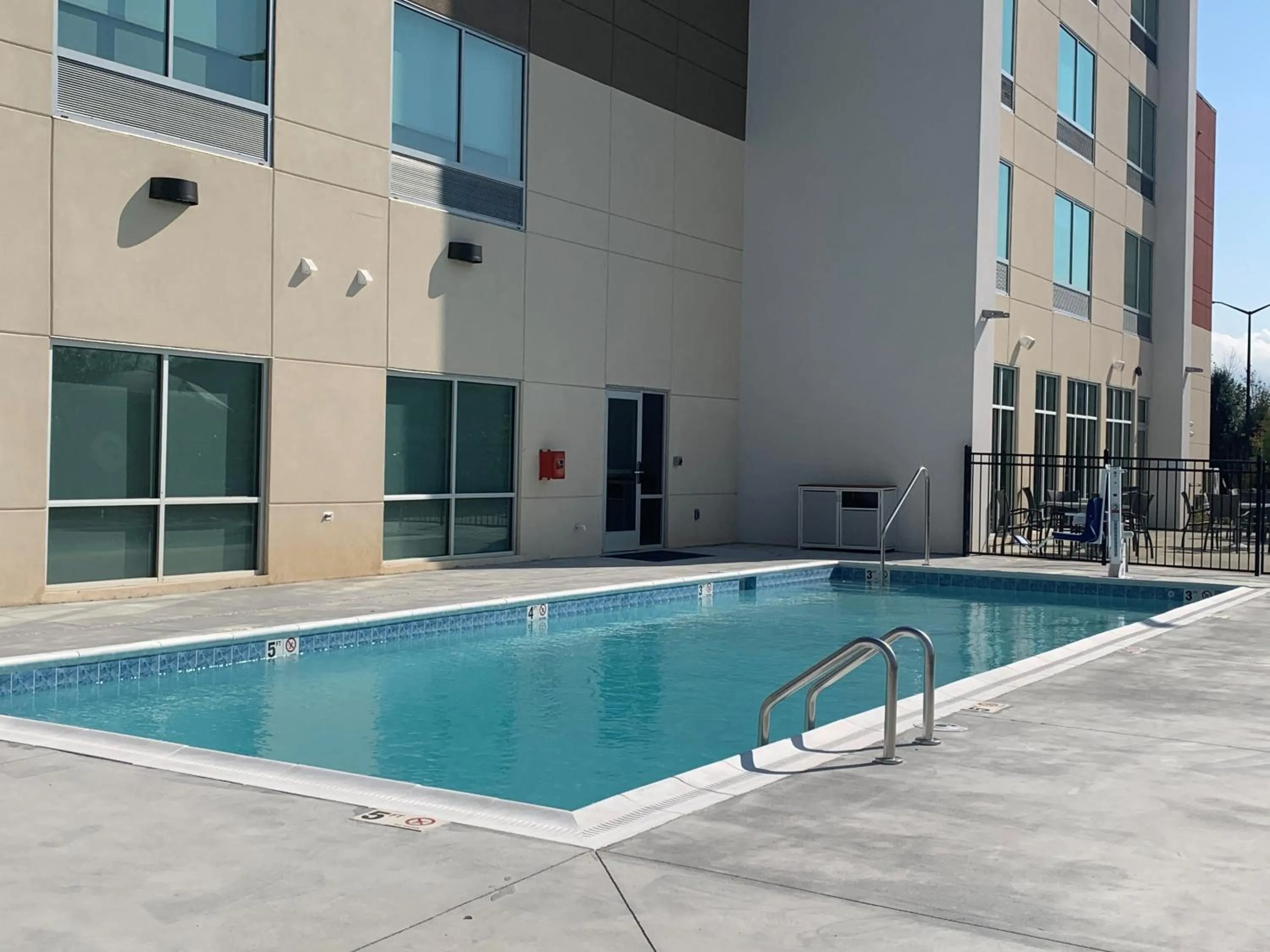 Swimming pool in Holiday Inn Express & Suites - Marion by IHG
