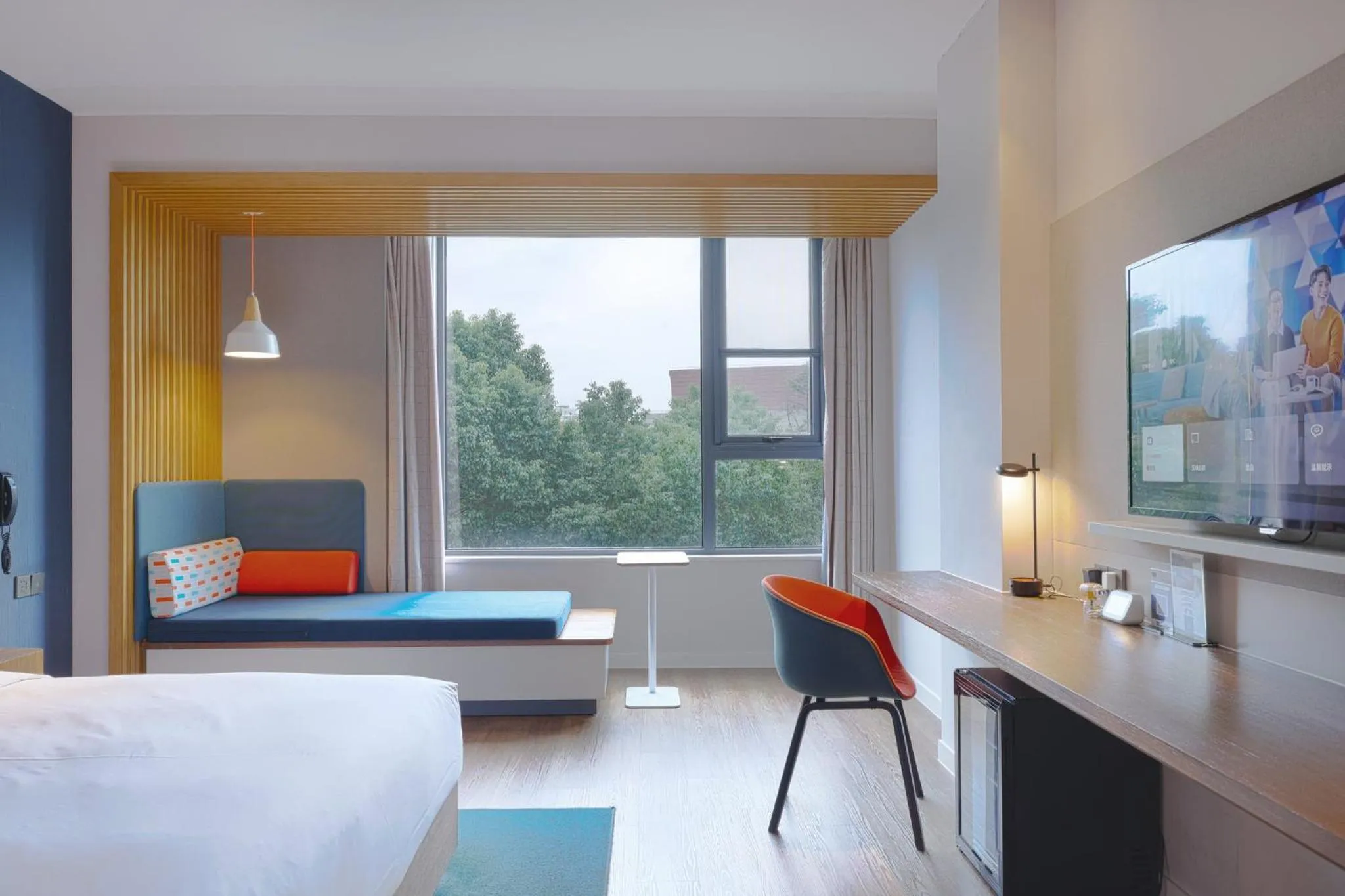 Photo of the whole room, Bed in Holiday Inn Express Shanghai Kangqiao by IHG
