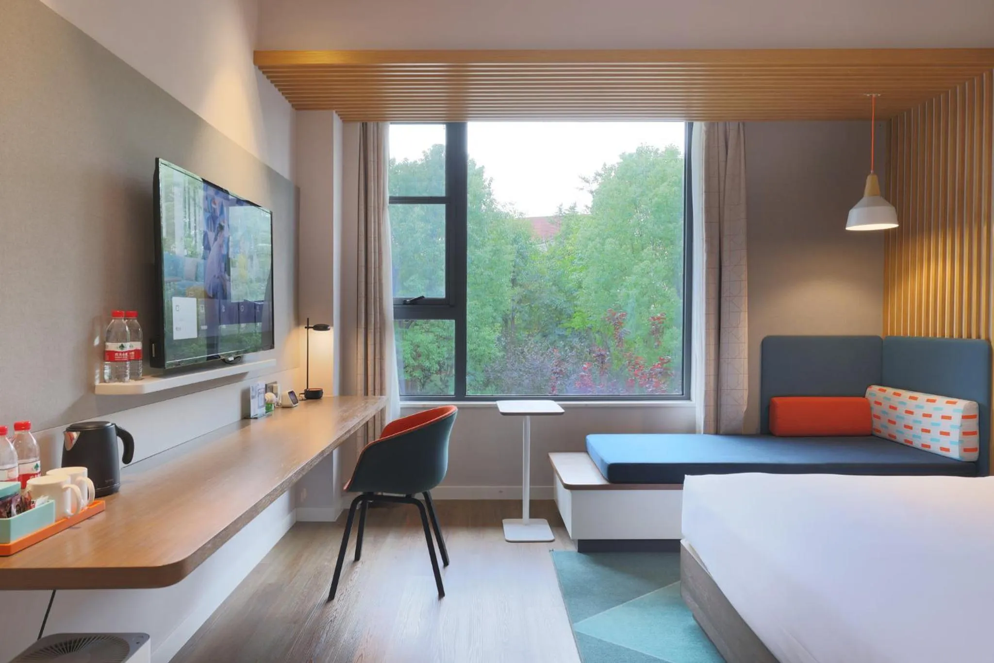 Photo of the whole room, Bed in Holiday Inn Express Shanghai Kangqiao by IHG