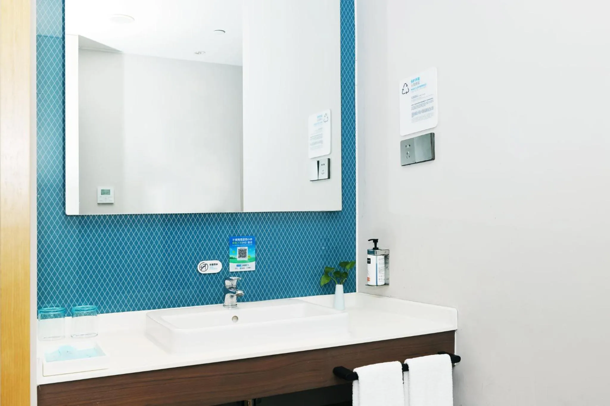 Photo of the whole room in Holiday Inn Express Shanghai Kangqiao by IHG