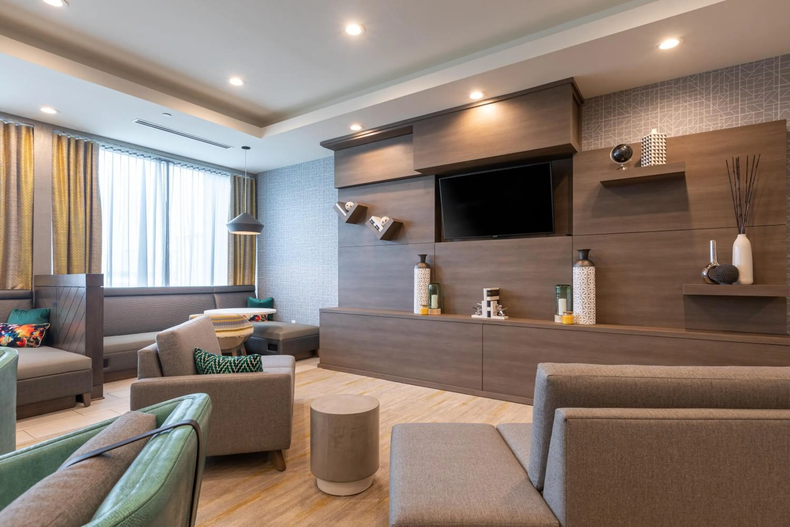 Communal lounge/ TV room in Holiday Inn Greenville - Woodruff Road by IHG