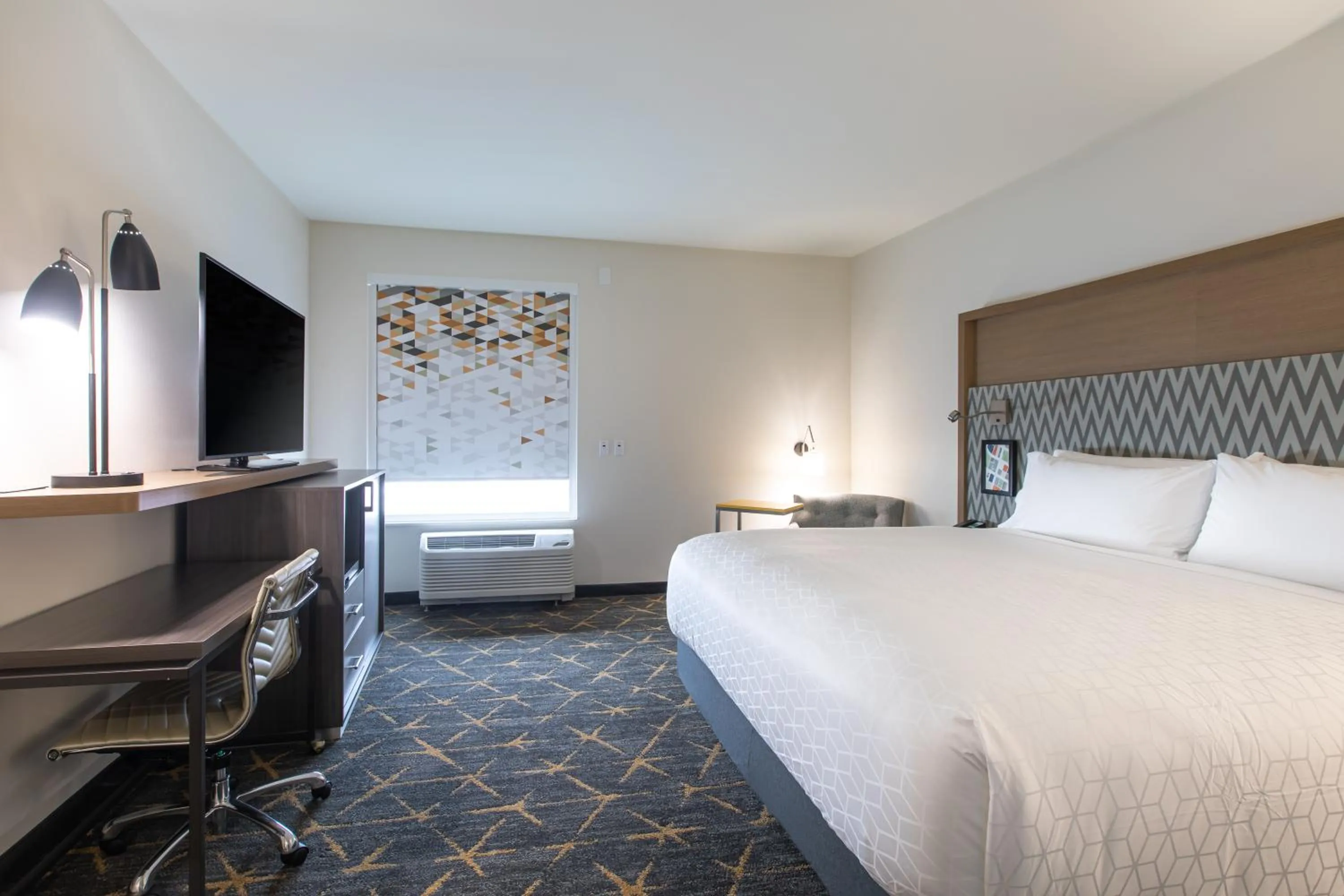 Swimming pool, Bed in Holiday Inn Greenville - Woodruff Road by IHG