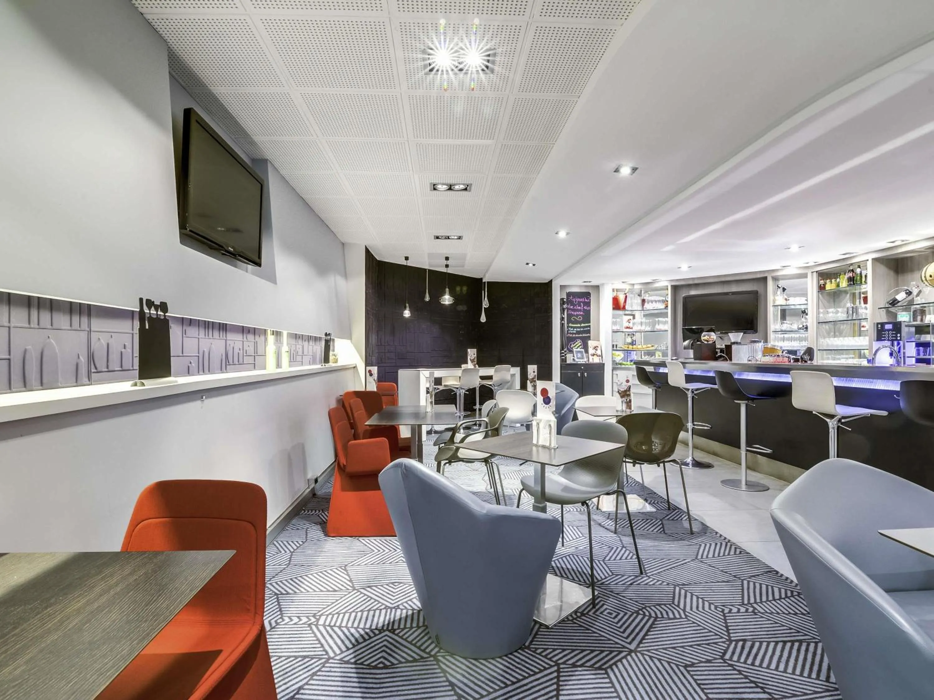 Lounge or bar in Novotel Paris Orly Rungis Aéroport