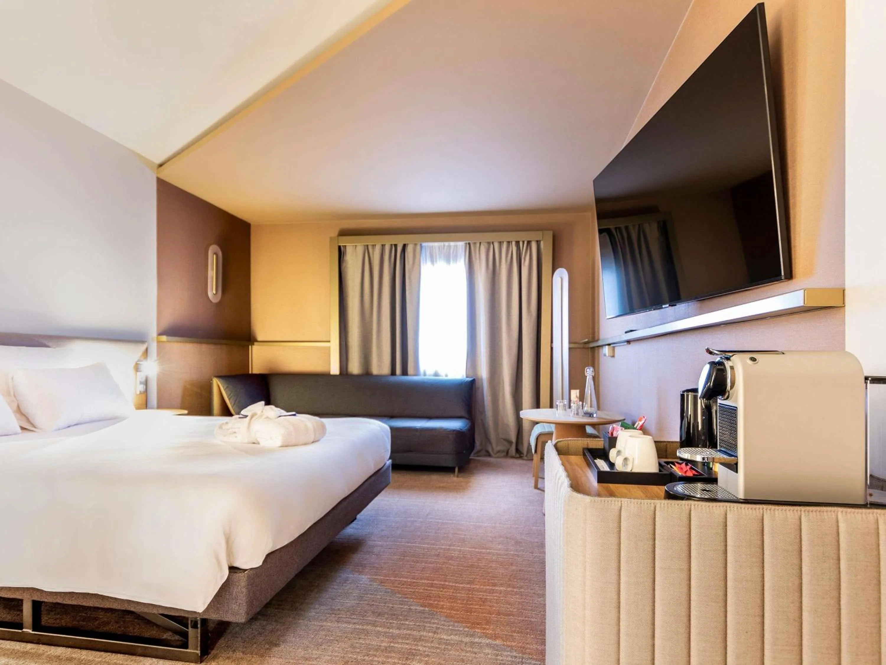 Bedroom, Bed in Novotel Paris Orly Rungis Aéroport