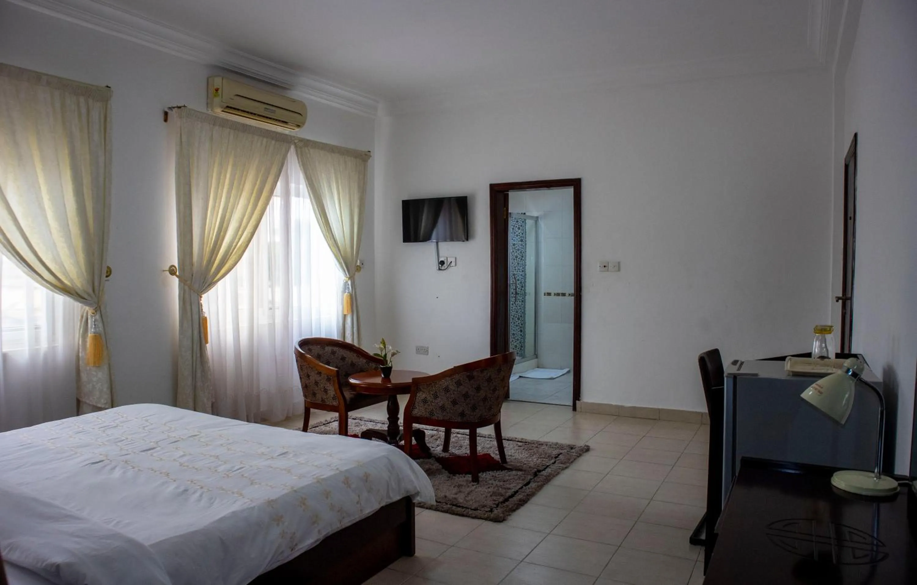 Photo of the whole room, Bed in His Majesty's Hotel and Apartments