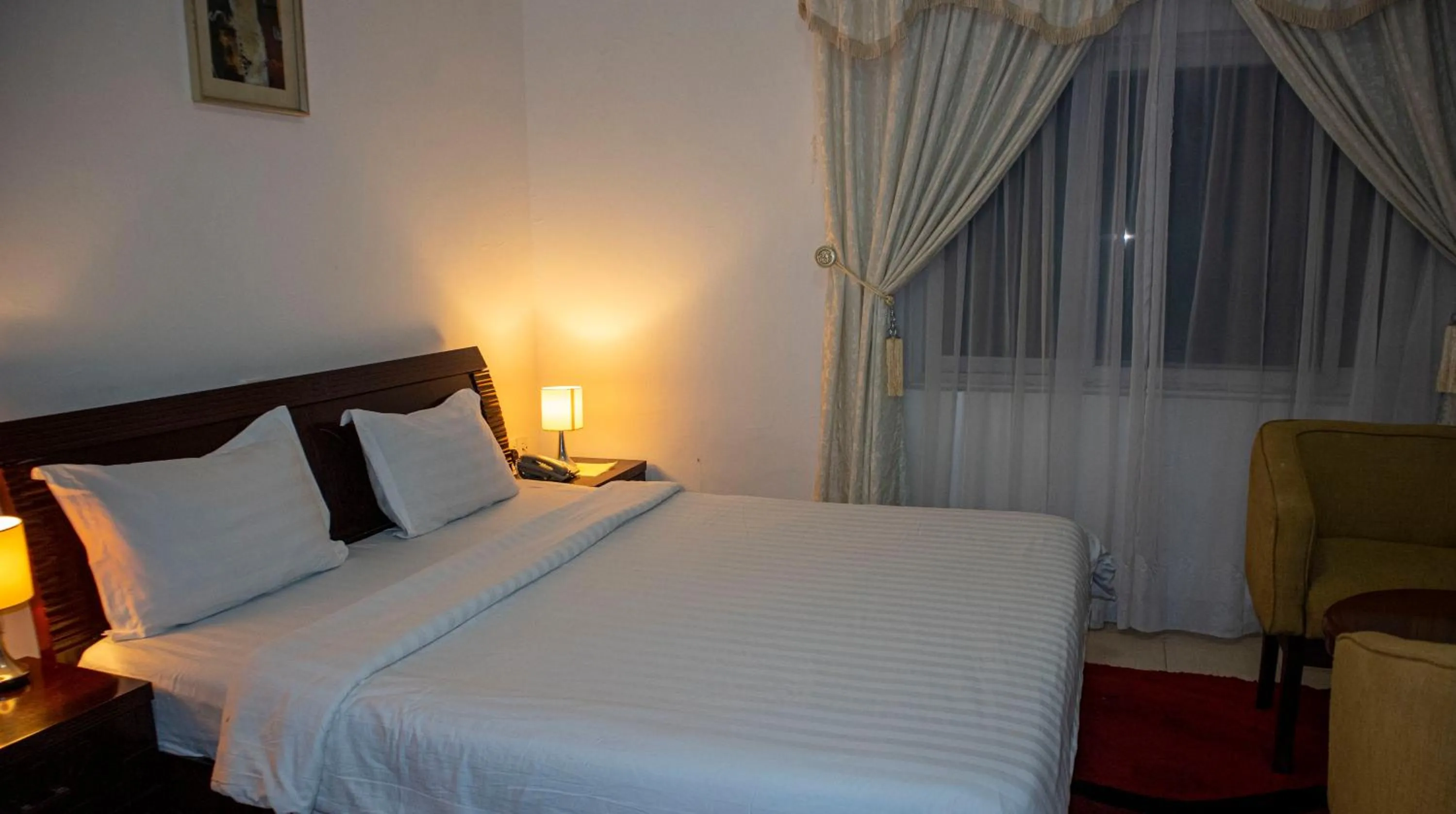 Photo of the whole room, Bed in His Majesty's Hotel and Apartments