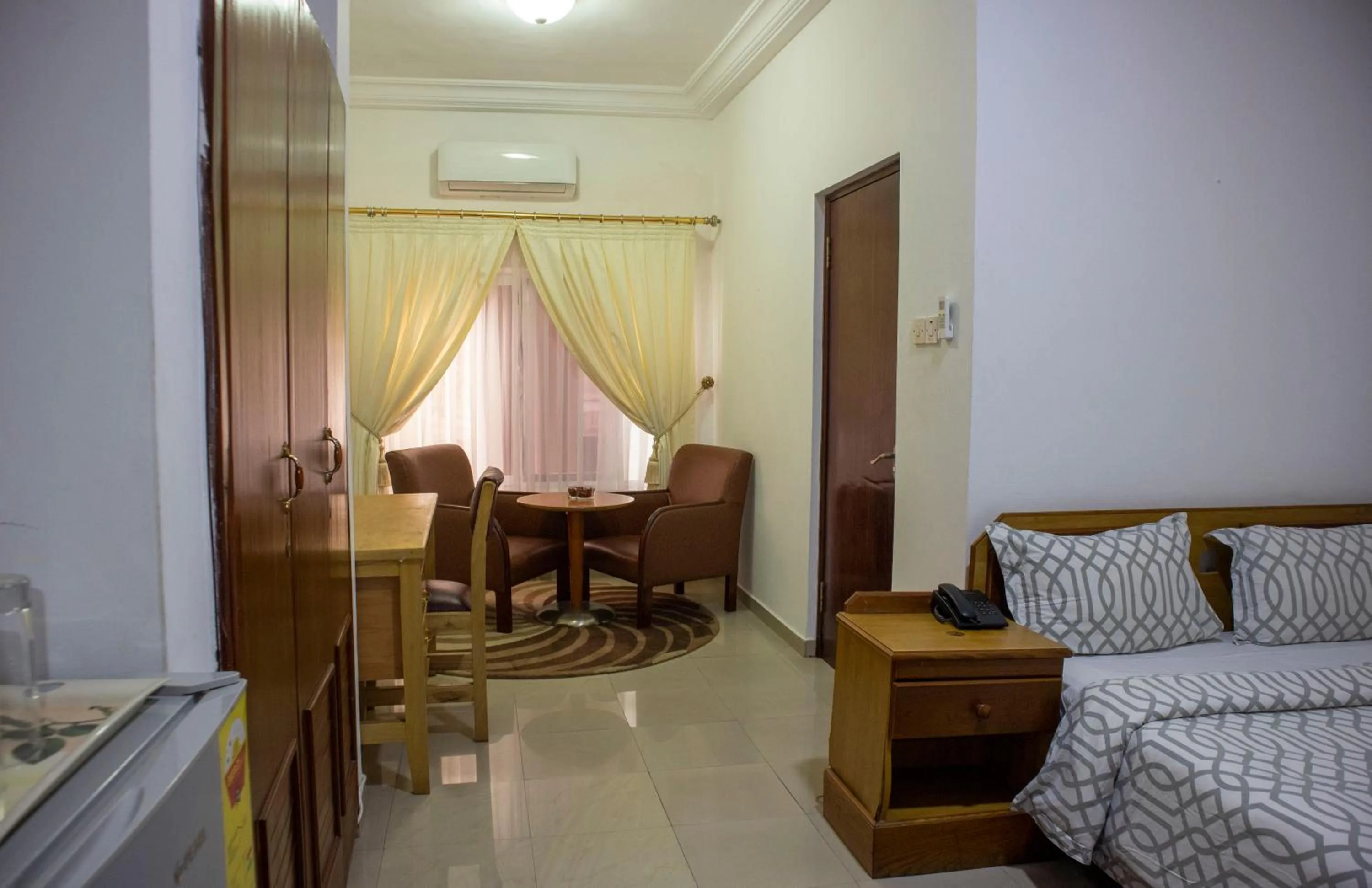 Photo of the whole room, Bed in His Majesty's Hotel and Apartments