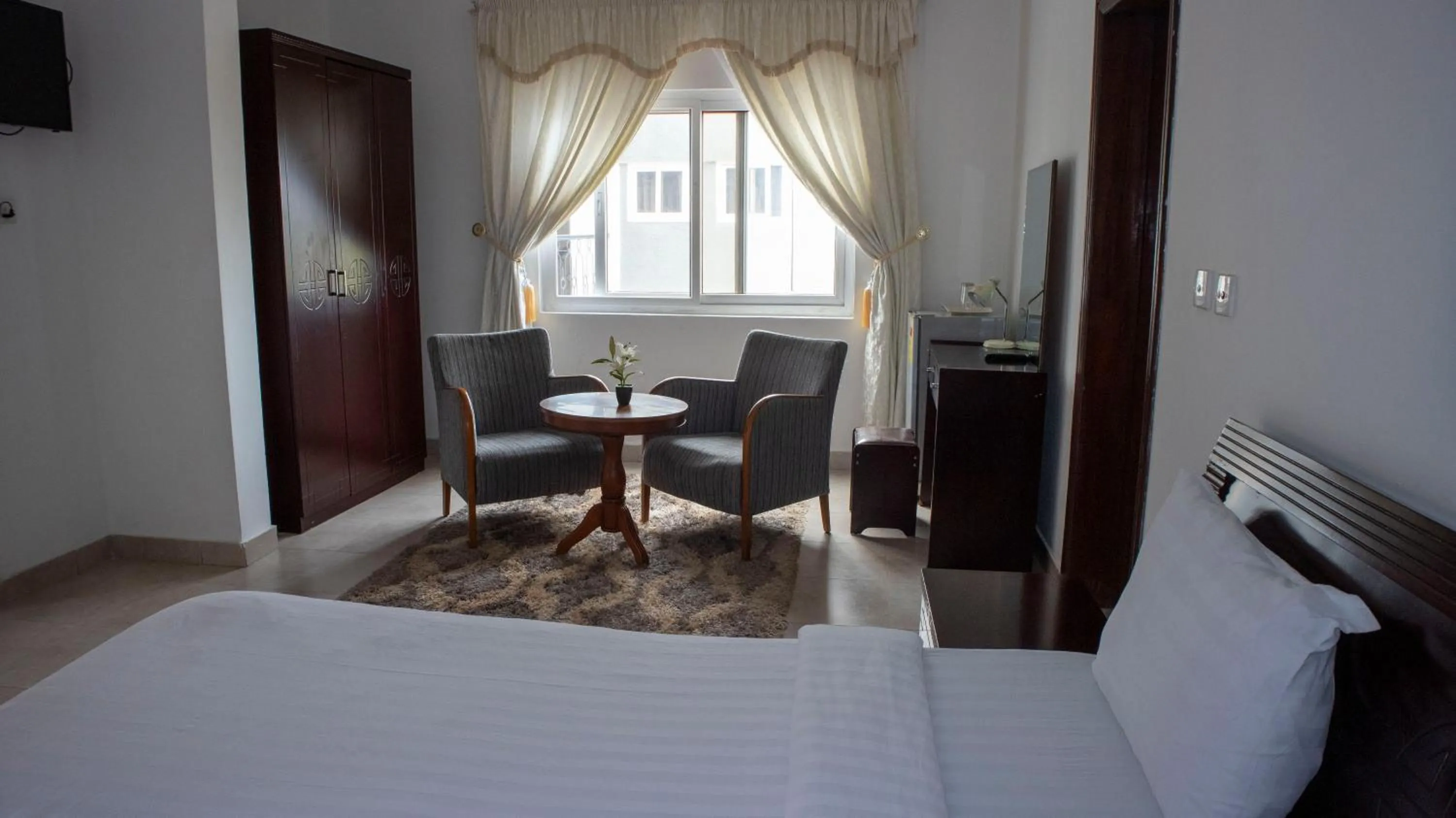 Photo of the whole room, Bed in His Majesty's Hotel and Apartments