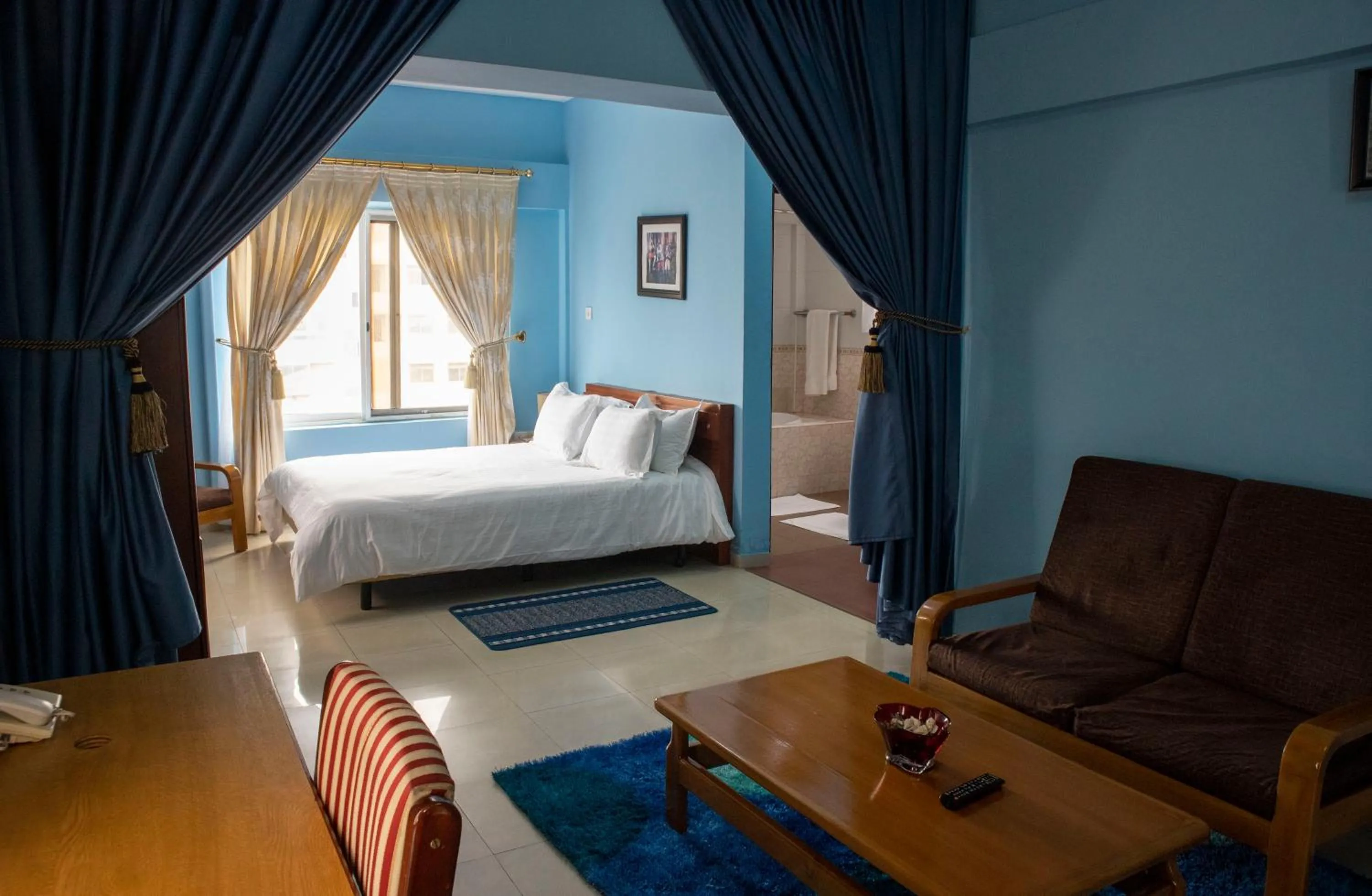 Living room, Bed in His Majesty's Hotel and Apartments