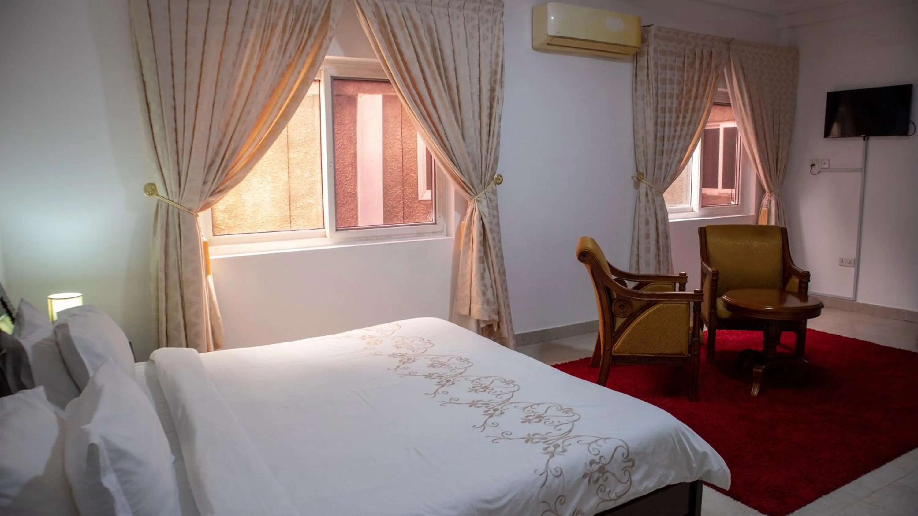 Photo of the whole room, Bed in His Majesty's Hotel and Apartments