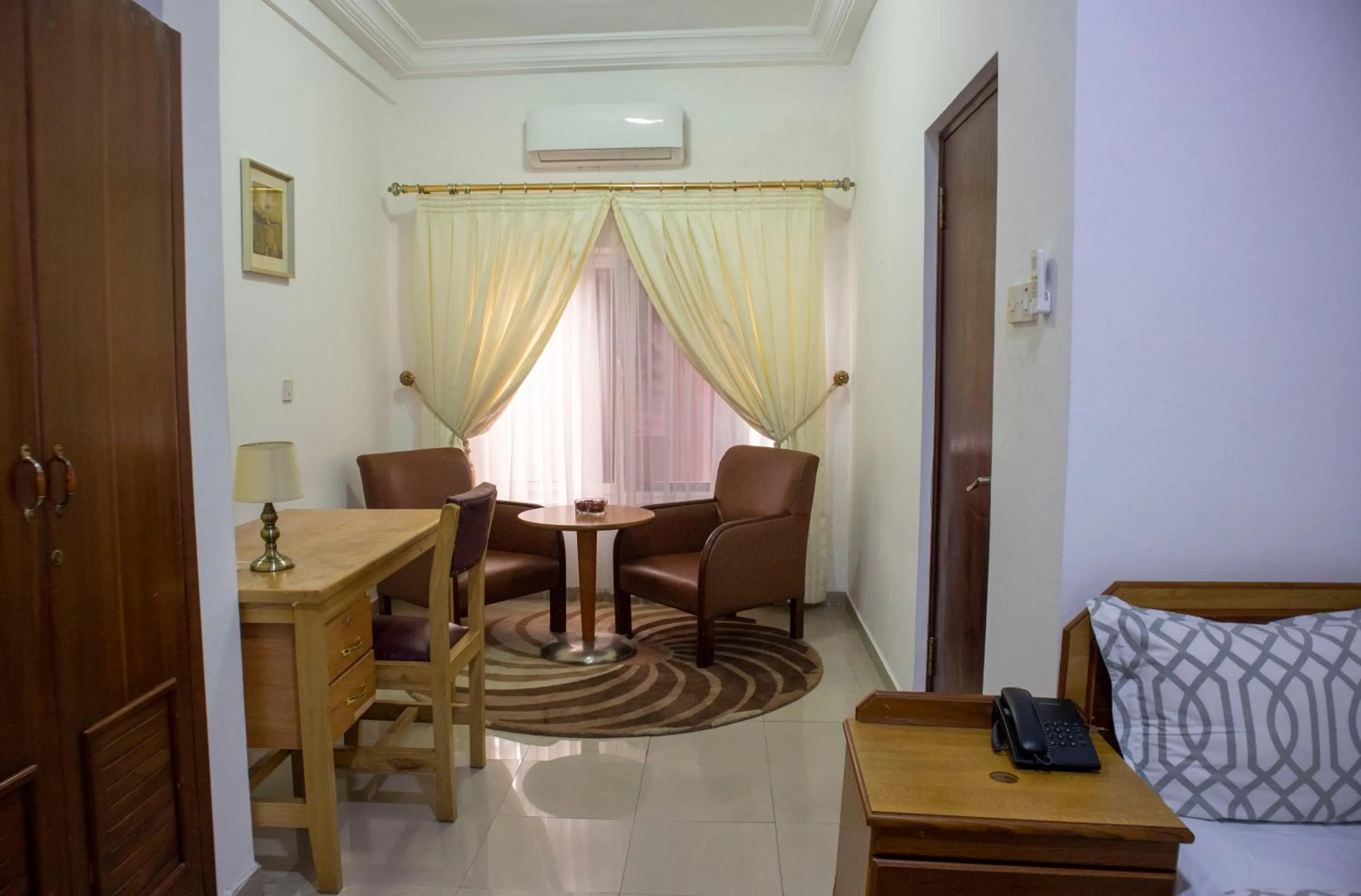 Living room in His Majesty's Hotel and Apartments