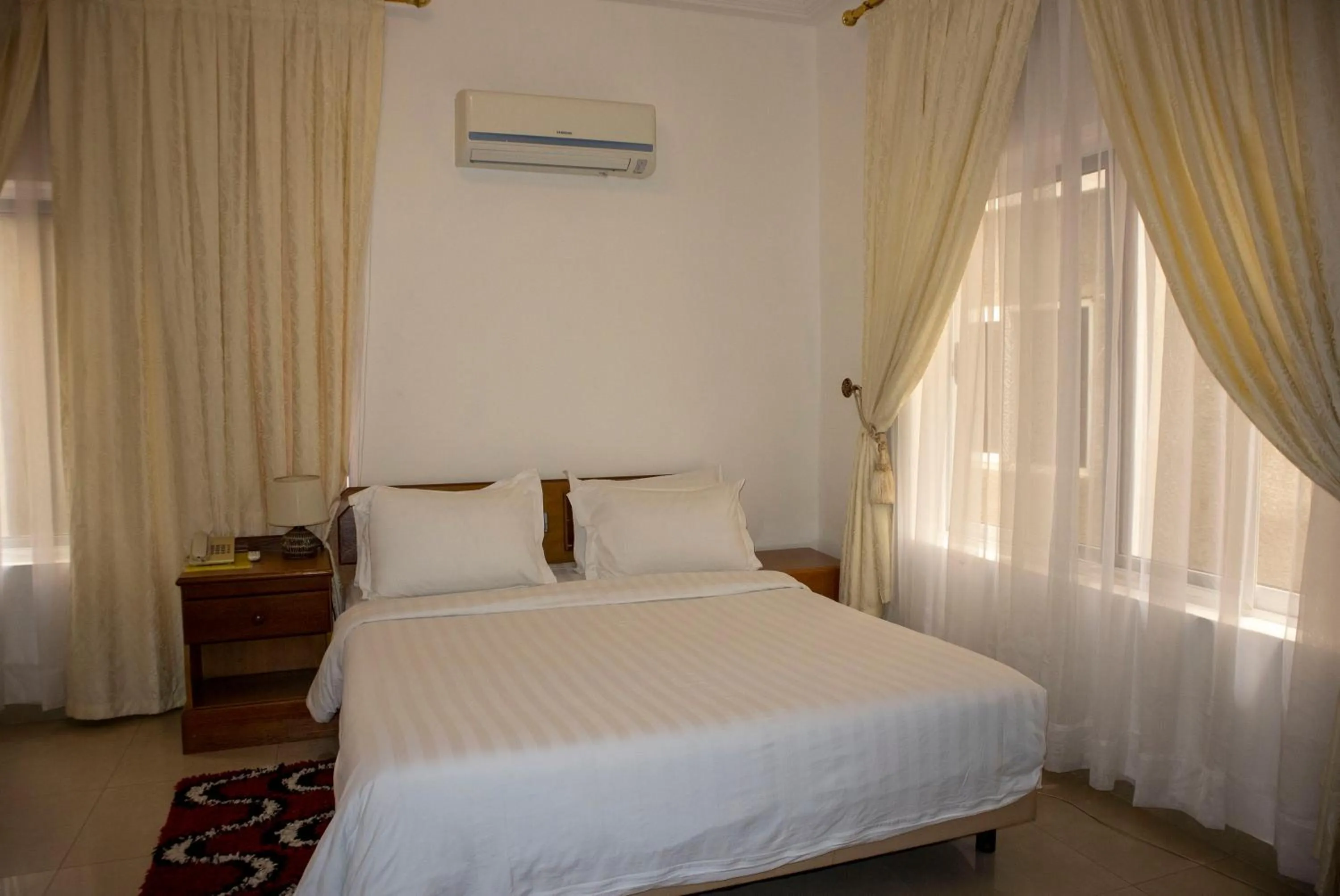 Bed in His Majesty's Hotel and Apartments