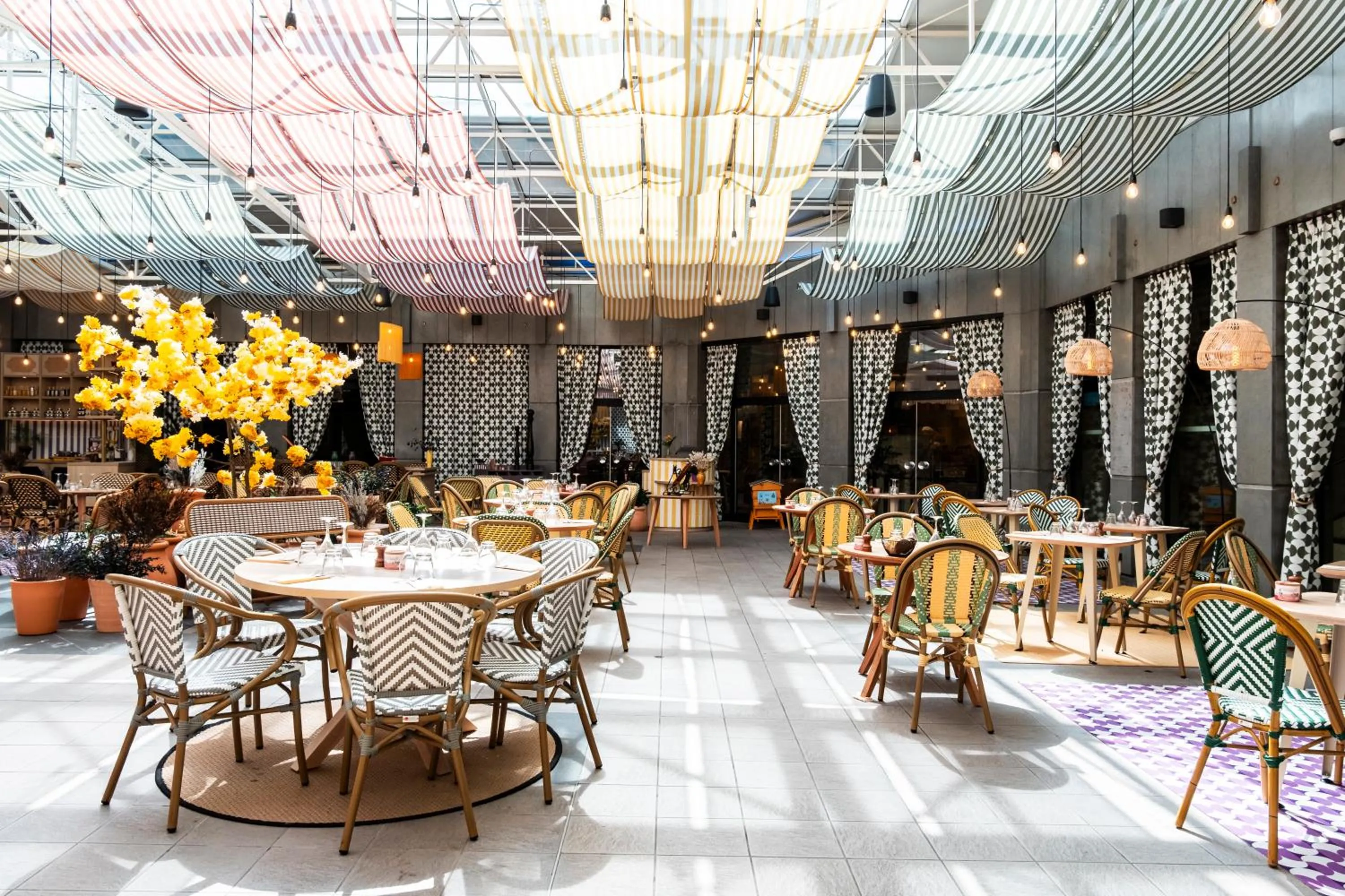 Restaurant/places to eat in Novotel Atria Nimes Centre