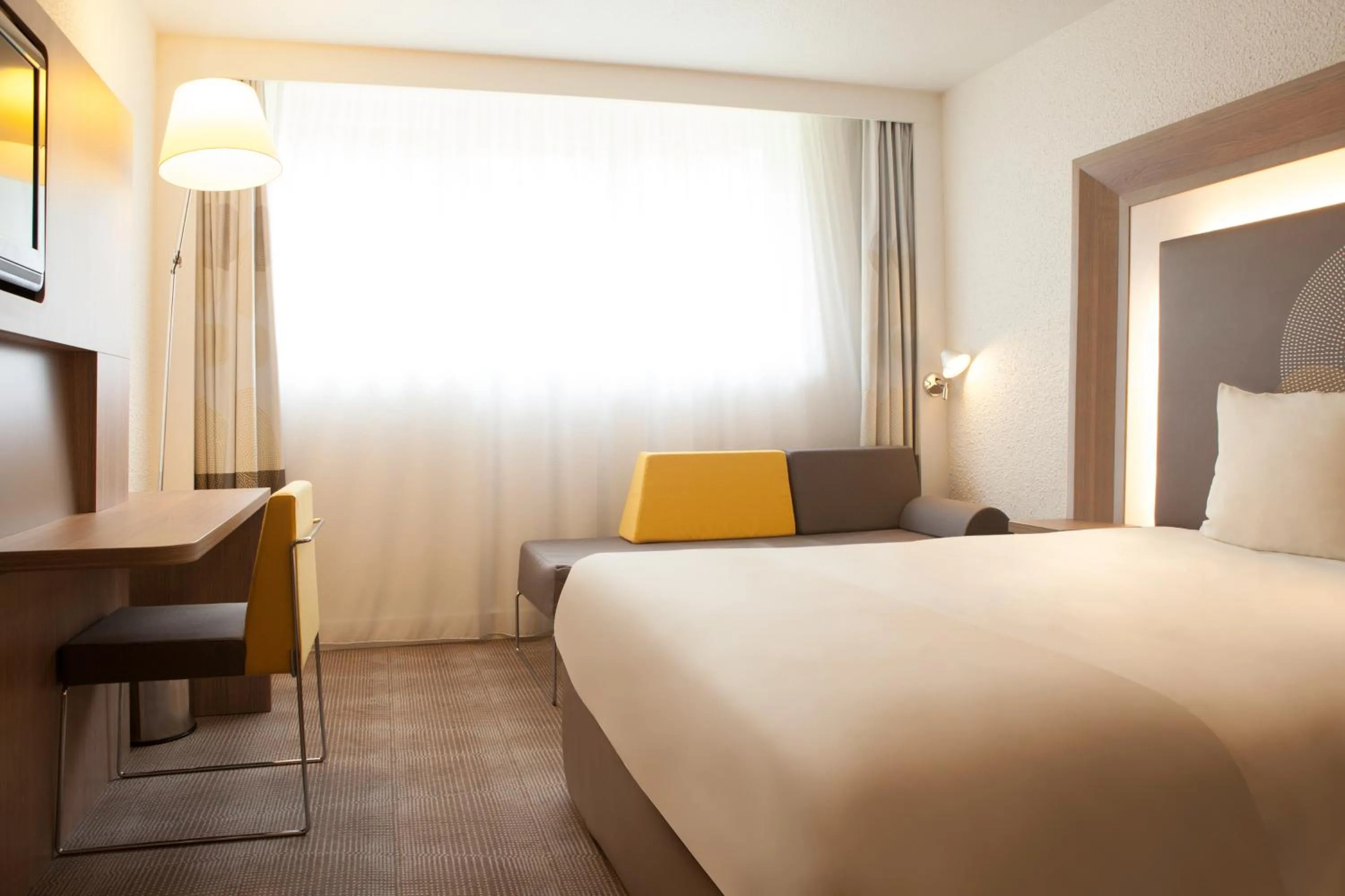 Bedroom, Bed in Novotel Paris Pont De Sevres