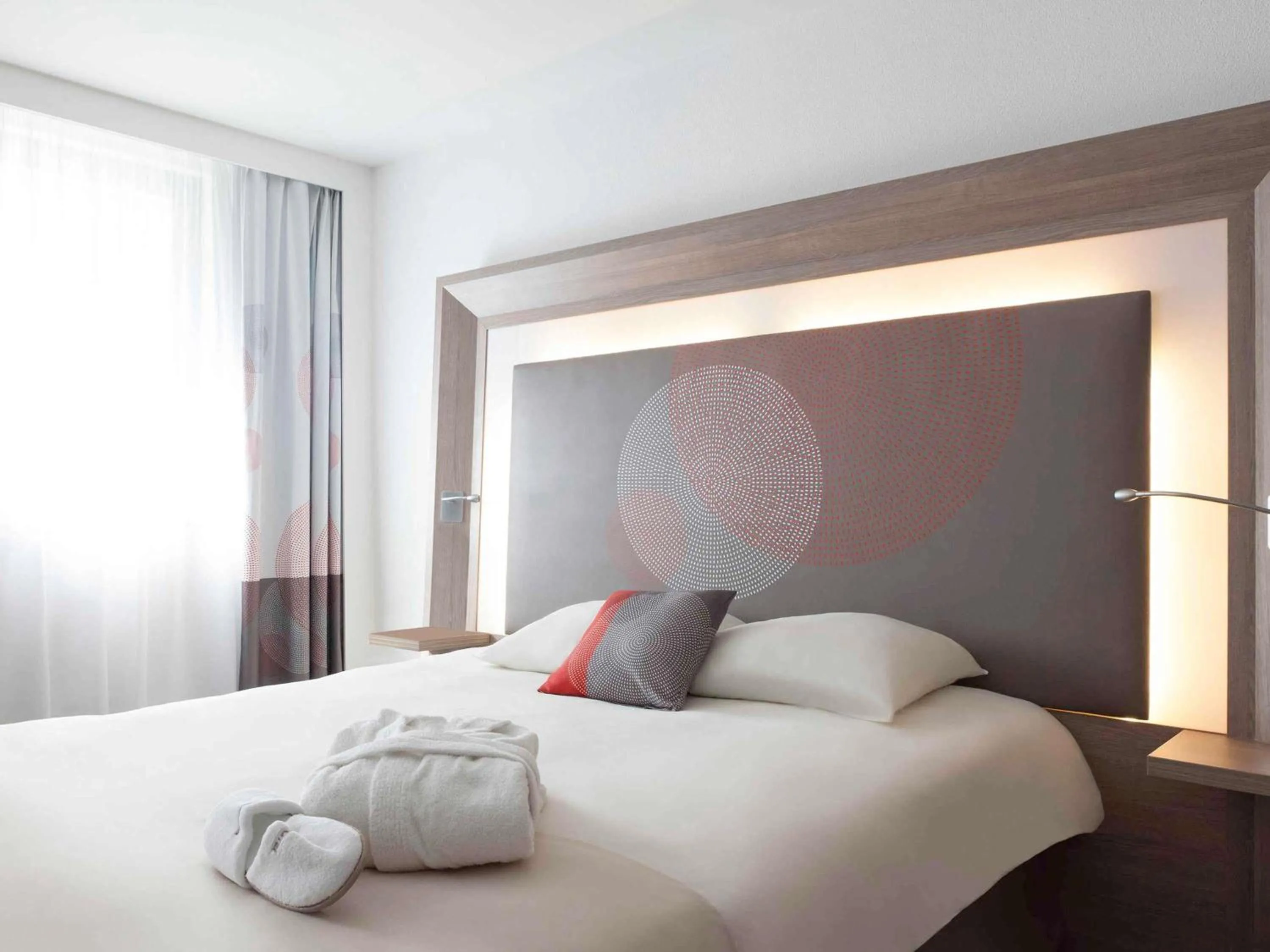 Bedroom, Bed in Novotel Paris Pont De Sevres