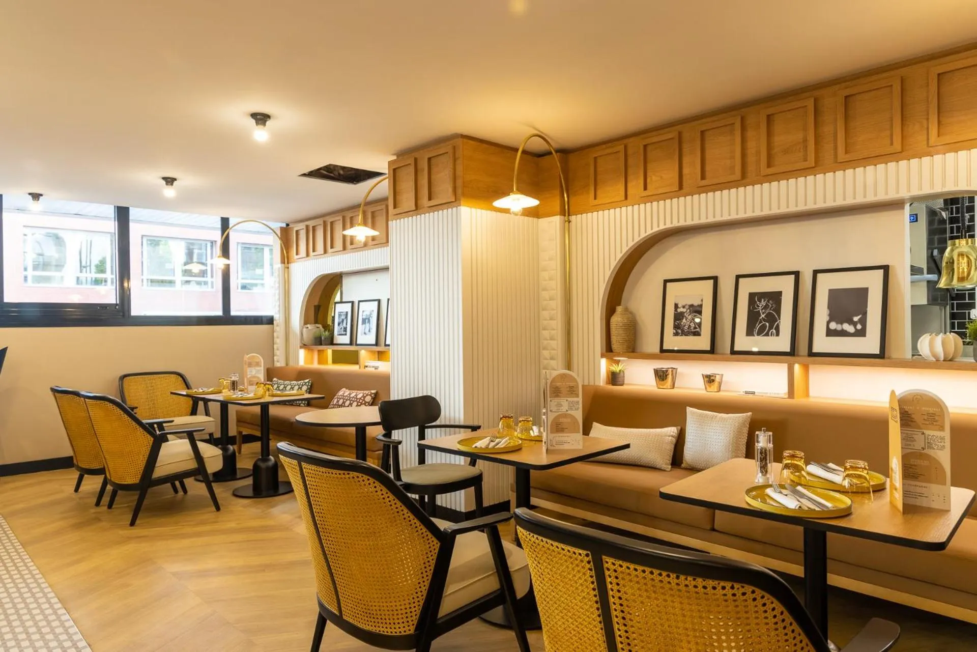 Restaurant/places to eat in Novotel Paris Suresnes Longchamp