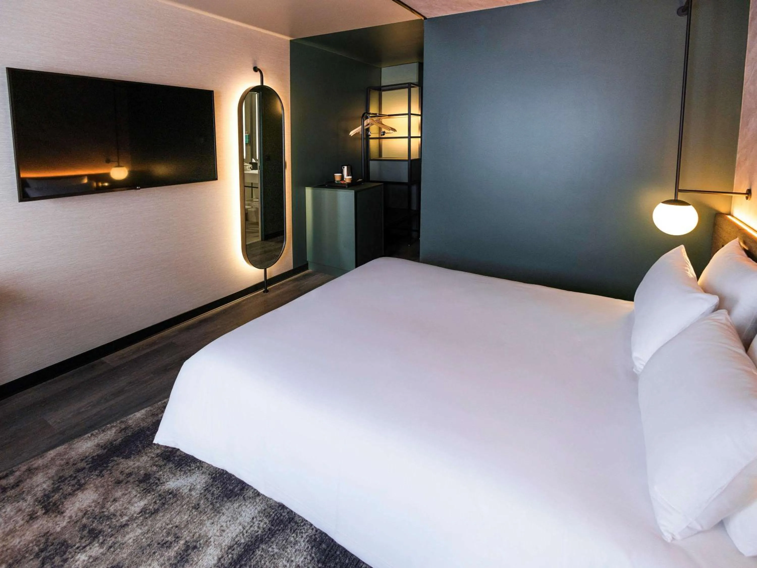 Bedroom, Bed in Novotel Paris Suresnes Longchamp